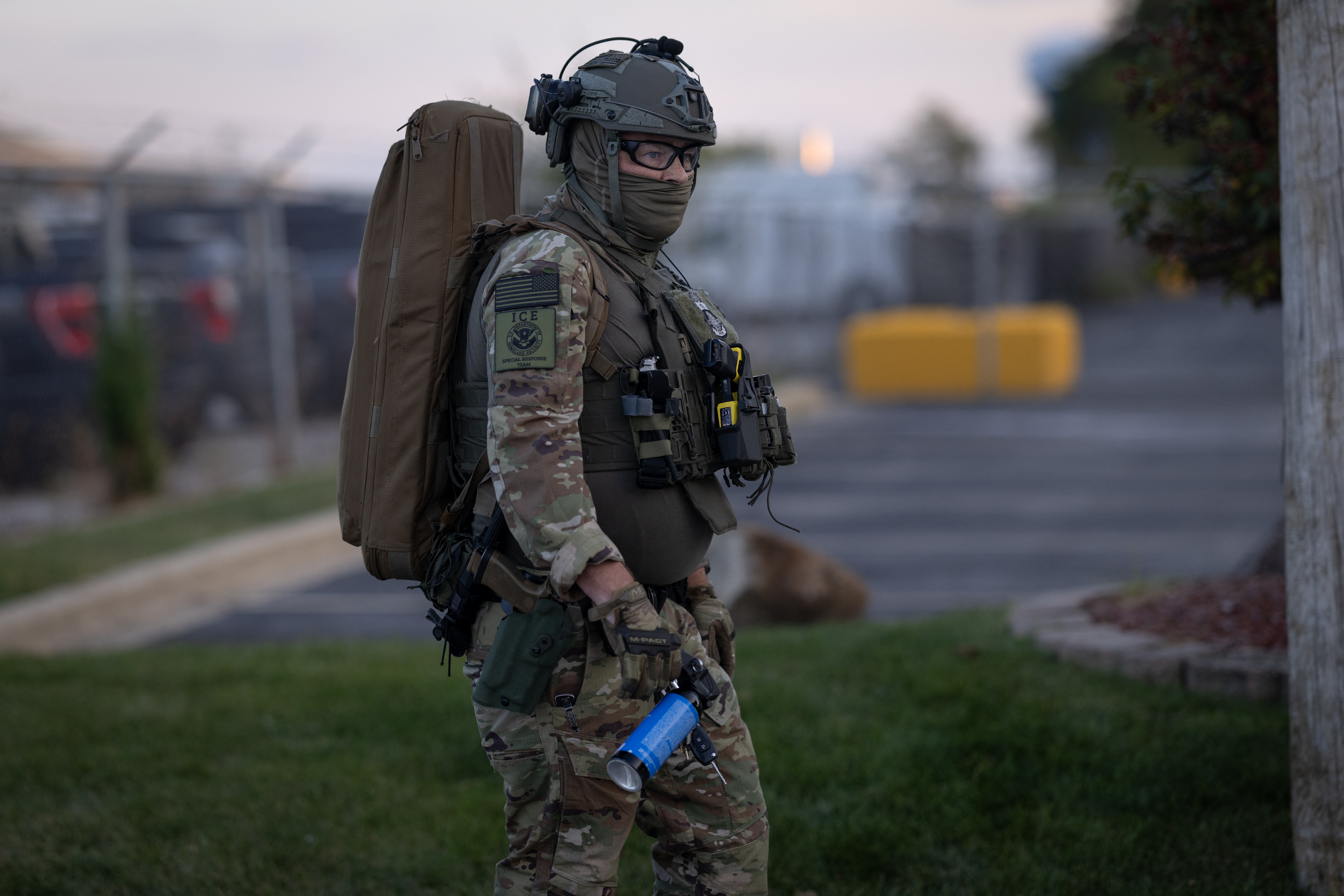 CDATA[
Un tiroteo en un centro de detención del Servicio de Inmigración y Control de Aduanas (Immigration and Customs Enforcement – ICE) de Dallas , causó la muerte del tirador y otras tres personas resultaron heridas. En el sitio, se encontraron casquillos de balas con la frase grabada “ANTI ICE”. Esta institución ha sido clave para la severa política migratoria del presidente Donald Trump, llevando a cabo detenciones y deportaciones intensas en redadas en todo el país, lo que ha generado generado críticas y reclamos de activistas de derechos humanos y políticos de oposición.
¿Qué es ICE y qué hace en Estados Unidos? Funciones Hacer cumplir las leyes de inmigración, de drogas, de propiedad intelectual Manejar los centros de detención Coordinar el regreso de extranjeros indocumentados Abordar violaciones migratorias en lugares de trabajo Cooperar para garantizar la seguridad fronteriza Proteger a las infancias de crímenes sexuales Investigar contrabando humano y trata Investigar contrabando de armas Investigar delitos cibernéticos Investigar fraude de identidad Proteger la propiedad cultural Proteger tecnología sensible Perseguir a violadores de derechos humanos Identificación de víctimas Recibir a estudiantes y visitantes de intercambio
![