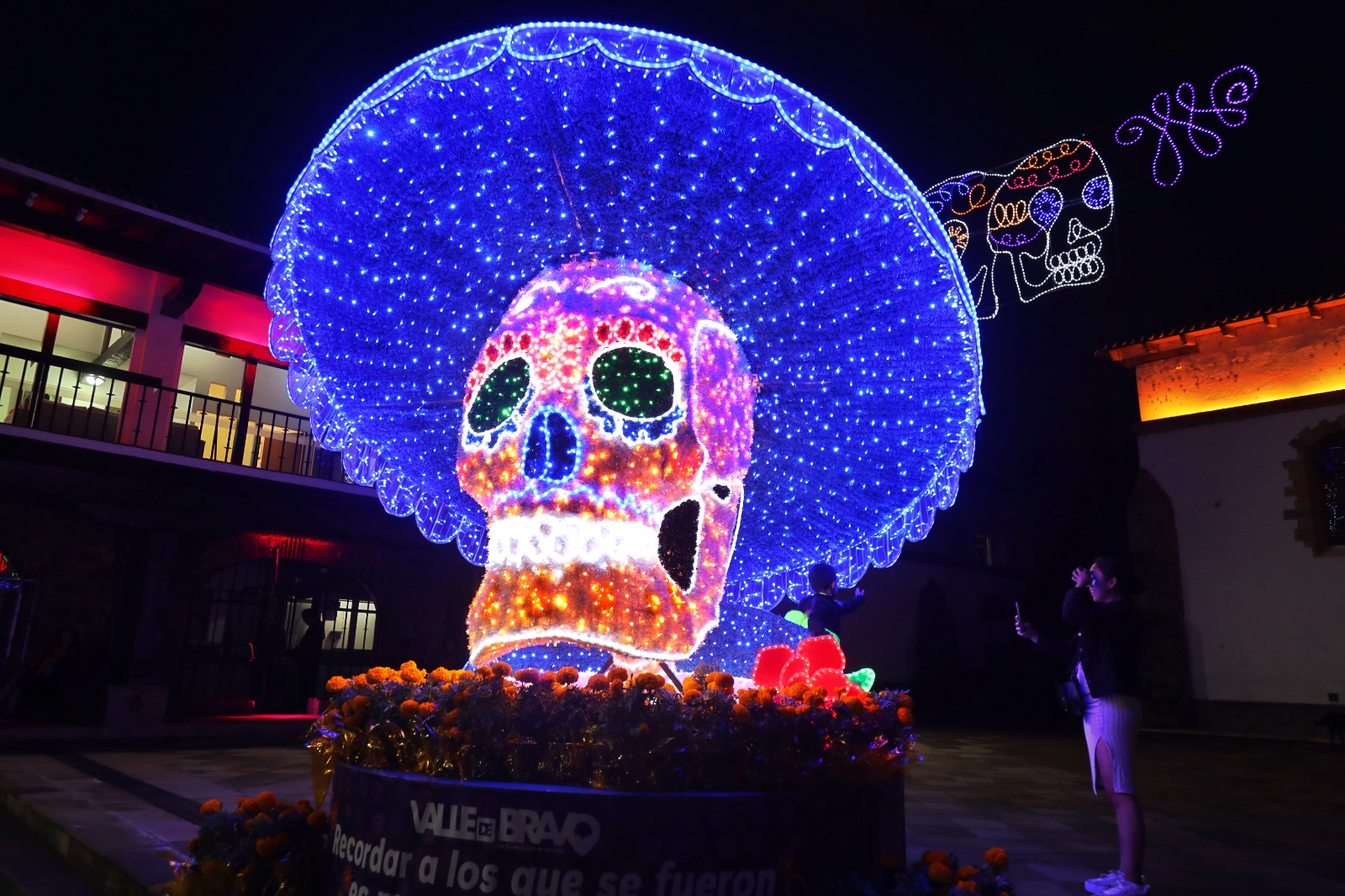 CDATA[
Valle de Bravo es el corazón de la cultura mexiquense que late con más fuerza durante la conmemoración del Día de Muertos, una de las tradiciones más reconocidas a nivel internacional. Así, del 25 de octubre al 2 de noviembre, este pueblo mágico se convierte en el lienzo que da vida a múltiples expresiones culturales completamente gratuitas durante el Festival de las Almas.
![