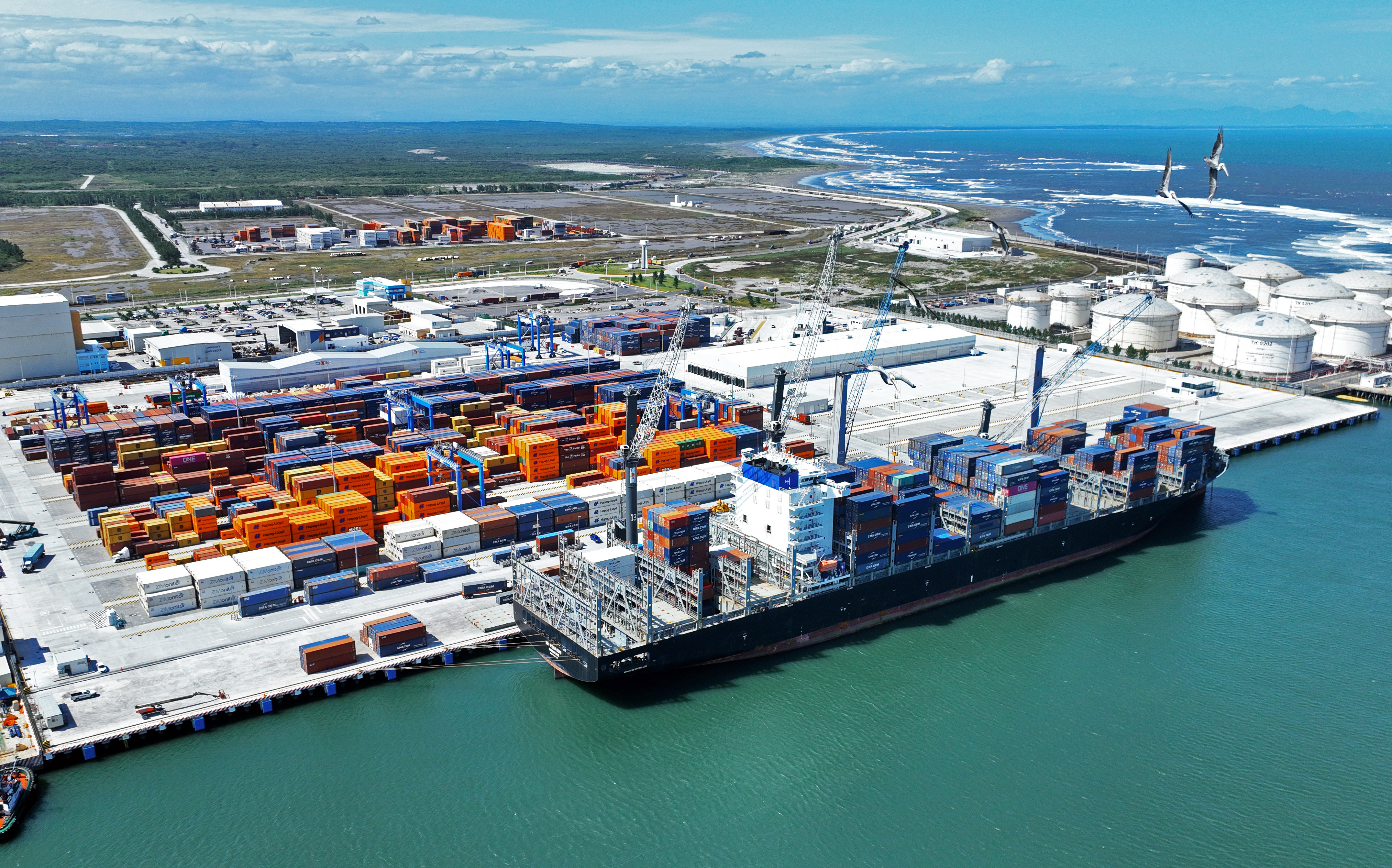 CDATA[
Con miras a fortalecer su posición como uno de los actores logísticos más completos de México, Grupo CICE avanza en la consolidación de capacidades operativas en la Bahía Norte del Puerto de Veracruz. En un momento clave rumbo a sus 35 años de trayectoria, la organización impulsa infraestructura que permite elevar la eficiencia, seguridad y continuidad de los servicios portuarios que ofrece a clientes y aliados estratégicos.
2
![