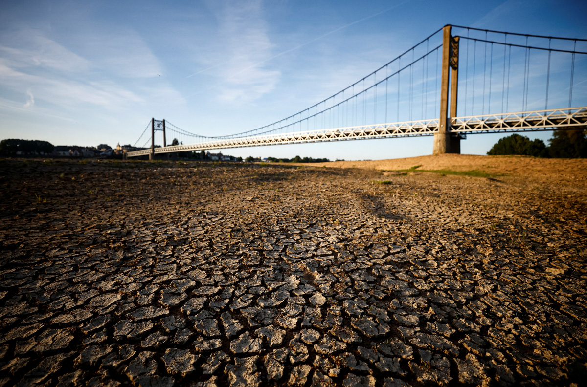 CDATA[
(Expansión) – La Convención Marco de las Naciones Unidas para el Cambio Climático (CMNUCC) define al financiamiento climático como cualquier fuente de recursos financieros destinados a proyectos de mitigación y/o adaptación al cambio climático. Éste es fundamental para el cumplimiento de los objetivos del Acuerdo de París : mantener el aumento de la temperatura global por debajo de los 2°C con respecto a niveles preindustriales, disminuir las emisiones de gases de efecto invernadero (GEI) y promover un desarrollo resiliente al clima. Resulta importante preguntarnos ¿qué desafíos enfrenta el financiamiento climático para contribuir al logro de estas metas?
El primer reto es el aumento de inversión, los niveles actuales dirigidos a proyectos verdes resultan insuficientes para alcanzar el objetivo de emisiones netas cero para 2050. Climate Policy Initiative estima que para 2030 se necesita financiamiento global de 4.35 trillones de dólares, mientras que en 2020 sólo fue de 632 billones de dólares. Nos encontramos en un punto en el que no podemos permitirnos no invertir en ello, además los beneficios climáticos y económicos pueden ser visibles a corto plazo. El Programa de las Naciones Unidas para el Medio Ambiente (UNEP) sugiere que el transitar hacia una economía verde podría generar ganancias por 26 trillones de dólares hacia 2030. Sin embargo, no basta con movilizar más recursos, el siguiente reto es distribuirlos adecuadamente. Actualmente existe una brecha entre los fondos destinados a acciones de mitigación y adaptación que es necesario cerrar. En 2020, 90% del financiamiento mundial fue destinado a mitigación , que es esencial porque reduce directamente las emisiones de GEI o aumenta la captura de carbono, como el uso de energía renovable, el desarrollo de transporte limpio y la reforestación. No obstante, 3% se destinó a acciones duales y solo 7% del financiamiento fue destinado a proyectos de adaptación. La importancia de financiar acciones de adaptación radica en que reducen la vulnerabilidad ante los impactos del cambio climático que ya son tangibles: disminuyen los riesgos de sequías, cambios de temperatura y fenómenos naturales, evitando pérdidas en las actividades económicas y ecosistemas. Invertir en este rubro es construir países resilientes a través de proyectos de seguridad hídrica, control de inundaciones, protección costera, planificación e infraestructura urbana, restauración de ecosistemas y mejoramiento de producción agrícola. Por otro lado, 89% del financiamiento a mitigación está concentrado en energía y transporte, sectores altamente emisores de GEI. El reto que enfrenta es el de penetrar hacia los sectores más difíciles de descarbonizar , como construcción, infraestructura e industria pesada (acero, aluminio, cemento y química). En estos sectores, la transición no es tan fácil, requiere de innovación tecnológica y enfrentar altos costos de abatimiento. Además, tales industrias demandan grandes cantidades de energía para funcionar y continúan utilizando intensivamente combustibles fósiles, por lo que su contribución al calentamiento global es significativa. En este sentido, para incrementar el financiamiento es necesario el fortalecimiento de las instituciones nacionales en materia gobernanza climática, al igual que la introducción de las metas medioambientales en los planes de desarrollo con mecanismos de acción definidos. El Banco Interamericano de Desarrollo también destaca el papel que los bancos de desarrollo nacionales pueden jugar para potenciarlo. Además, es fundamental el desarrollo de taxonomías verdes , ya que proporcionan definiciones estandarizadas para las instituciones y permiten identificar oportunidades de inversión verdes, dotando de mayor transparencia a los mercados e impulsando la movilización de recursos. Es importante hacer énfasis en los países en desarrollo, como México, que son los más vulnerables a las consecuencias del cambio climático y los que menos acceso a financiamiento tienen para medidas de adaptación y mitigación. En la CMNUCC, los países desarrollados se comprometieron a proveerles 100 billones de dólares anuales, meta que no se ha cumplido en los últimos años. Resulta importante darle prioridad al fortalecimiento de mecanismos internacionales y domésticos que permitan a estas economías recibir los recursos que necesitan.
![