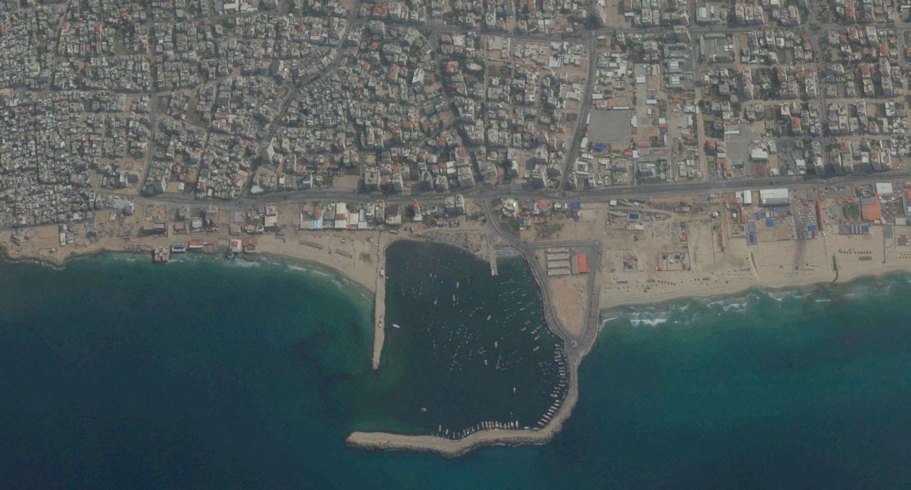 CDATA[
Algunos de los habitantes de la Franja de Gaza han podido regresar a sus casas después, pero la realidad que muchos encuentran es desoladora. Donde había casas y edificios de departamentos, ahora solo hay pilas de escombros. Las carreteras y las avenidas hoy solo son caminos de terracería. La Defensa Civil de Gaza dijo que más de 500,000 personas habían regresado a Ciudad de Gaza el sábado por la noche, después del cese al fuego. Hombres, mujeres y niños deambulaban en calles llenas de escombros, buscando lo que queda de sus hogares.
![