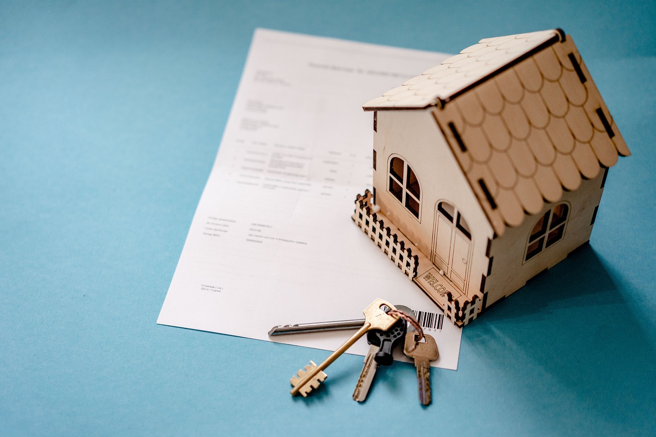 CDATA[
Si tienes ganas de arreglar o remodelar tu casa pero no te alcanza con lo que ganas, el Infonavit podría tener una solución. Si eres derechohabiente, puedes acceder a un préstamo de hasta 163 mil pesos , que se deposita directamente en tu cuenta bancaria para que hagas las mejoras que tú decidas. Este crédito se llama Mejoravit Solo para Ti y está pensado para trabajadores que quieren renovar o acondicionar su vivienda, pero que no pueden cubrir ese gasto con su ingreso mensual. Con este apoyo puedes cambiar pisos, pintar, poner cerraduras nuevas o incluso pagar los gastos de escrituración de tu casa si ya terminaste de pagar tu crédito hipotecario.
![