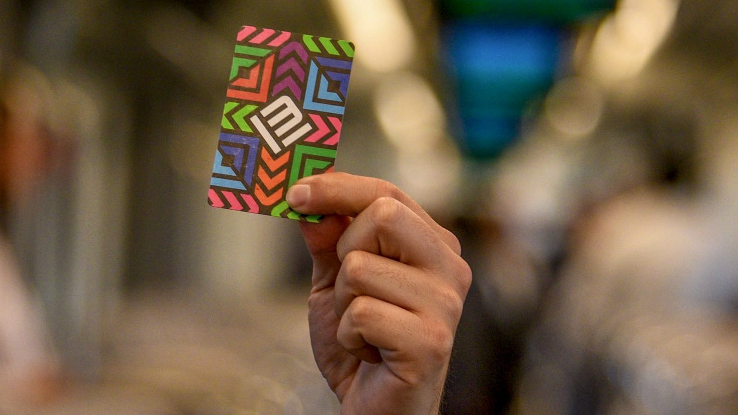 CDATA[
La Tarjeta de Movilidad Integrada (MI), la llave de acceso al transporte público de la Ciudad de México , ya tiene versión digital. A partir de esta semana, los usuarios pueden recargarla y pagar sus viajes directamente desde su celular, sin necesidad de una tarjeta física. La nueva modalidad llega a través de la App CDMX, que ahora permite habilitar una Tarjeta MI virtual y usarla para entrar al Metro, Metrobús, Cablebús, Trolebús, Tren Ligero y otros sistemas del transporte capitalino.
![