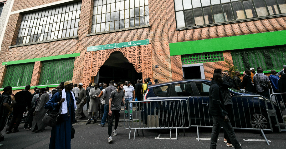 CDATA[
Las autoridades francesas abrieron una investigación tras la aparición de cabezas de cerdo frente a seis mezquitas de la región de París y denunciaron un acto antimusulmán “abyecto”. Con entre cinco y seis millones de fieles, Francia cuenta con la mayor comunidad musulmana de Europa, así como la principal comunidad judía de este continente .
![