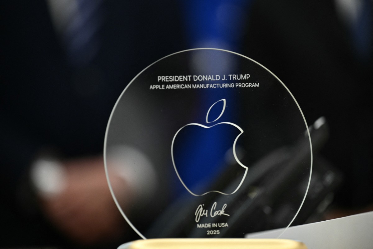CDATA[
El jefe de Apple, Tim Cook, fue directo al grano: “Es de oro de 24 quilates (…) Me tomaré la libertad de instalarlo”. “Guau”, reaccionó, encantado, Donald Trump al recibir el regalo. La escena tuvo lugar el miércoles en el despacho oval de la Casa Blanca. Uno de los muchos esfuerzos exagerados de dirigentes mundiales y empresarios para ganarse los favores del presidente de Estados Unidos.
![