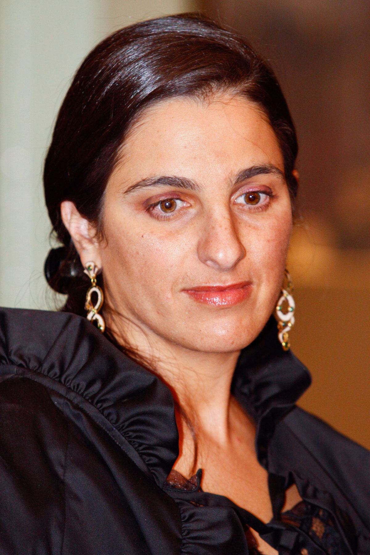 CDATA[
Carlos Slim Helú , de 85 años, no solo es el hombre más rico de México, sino también el empresario más influyente del país , un título que ha mantenido durante décadas y cuyo legado continúan sus tres hijos varones. Sin embargo, el papel de sus hijas ha sido menos visible, pese a su activa participación en los ámbitos del arte y la filantropía, pilares del vasto ecosistema construido por el magnate. A continuación te contamos quiénes son Soumaya, Vanessa y Johanna , las hijas que Slim tuvo con Soumaya Domit Gemayel , quien falleció trágicamente en 1999, y a qué se dedican en la actualidad.
![