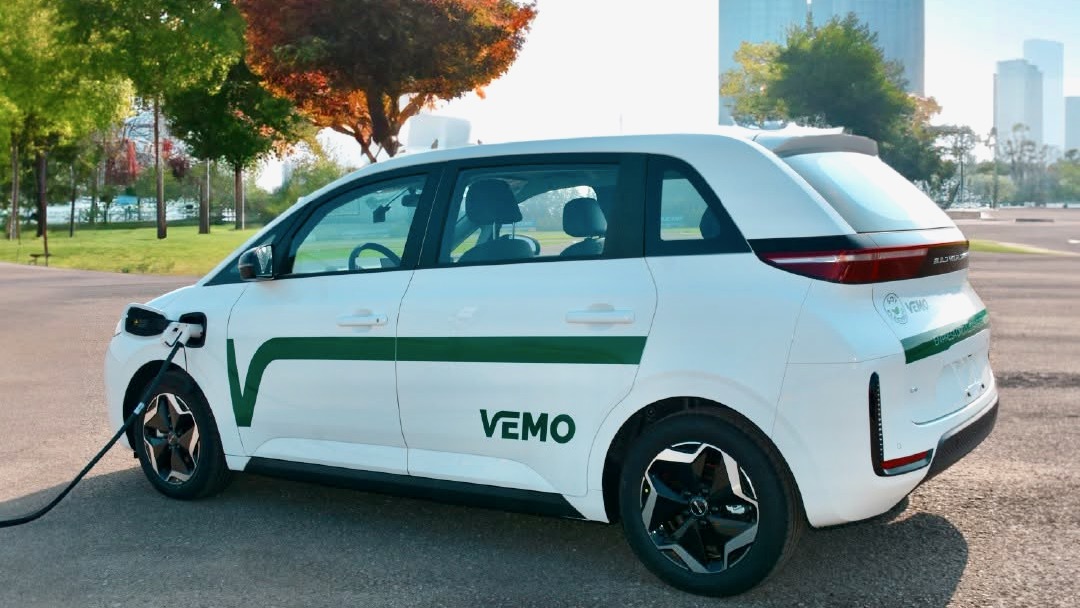 Компания Vemo предлагает водителям фиксированную зарплату и соцпакет в обмен на выполнение метрик