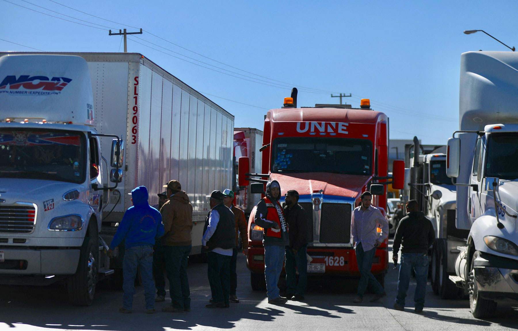CDATA[
Agricultores advirtieron que podrían bloquear la Ciudad de México e intensificar sus protestas en el resto del país si el Congreso de la Unión aprueba sin modificaciones la nueva Ley de Aguas , que busca regular el uso y la distribución del recurso hídrico en el campo mexicano.
![