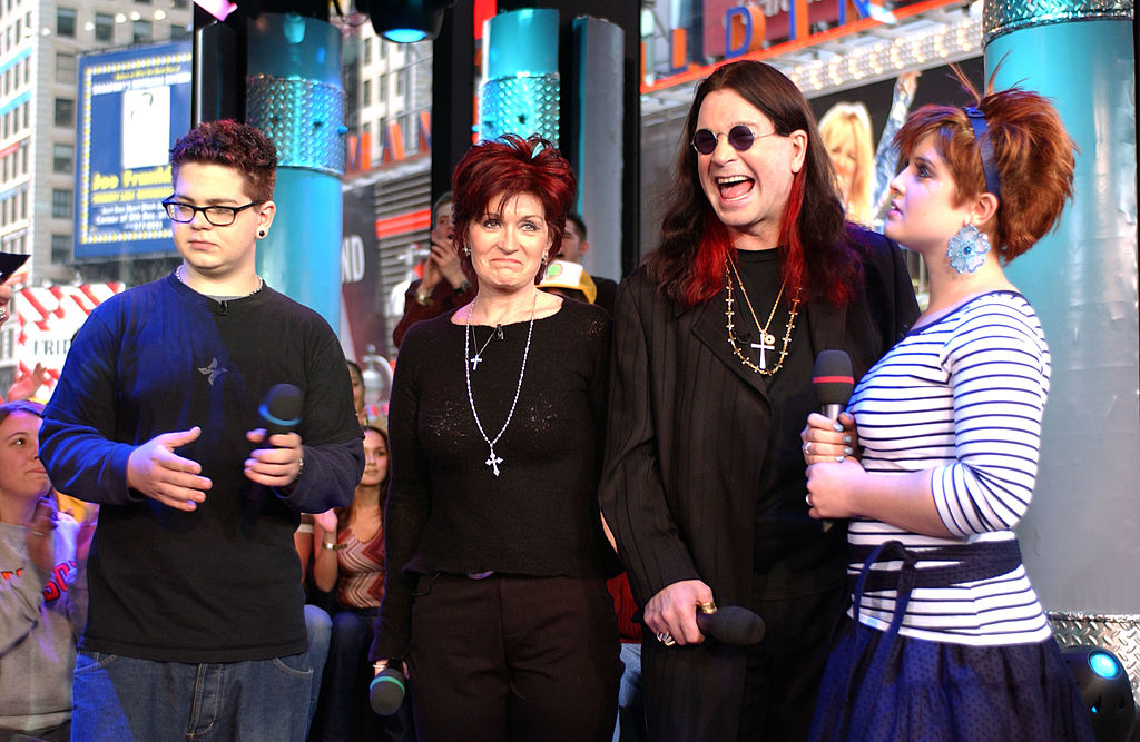 CDATA[
Ozzy Osbourne fue uno de los pioneros del heavy metal junto a sus compañeros de Black Sabbath . Además de marcar un antes y un después en la historia del rock, dejó un legado importante en el mundo de los negocios , demostrando que era posible hacerse millonario con un género muchas veces vinculado a la rebeldía, el ruido y los inadaptados.
¿Cuál era la fortuna de Ozzy Osbourne?
![
