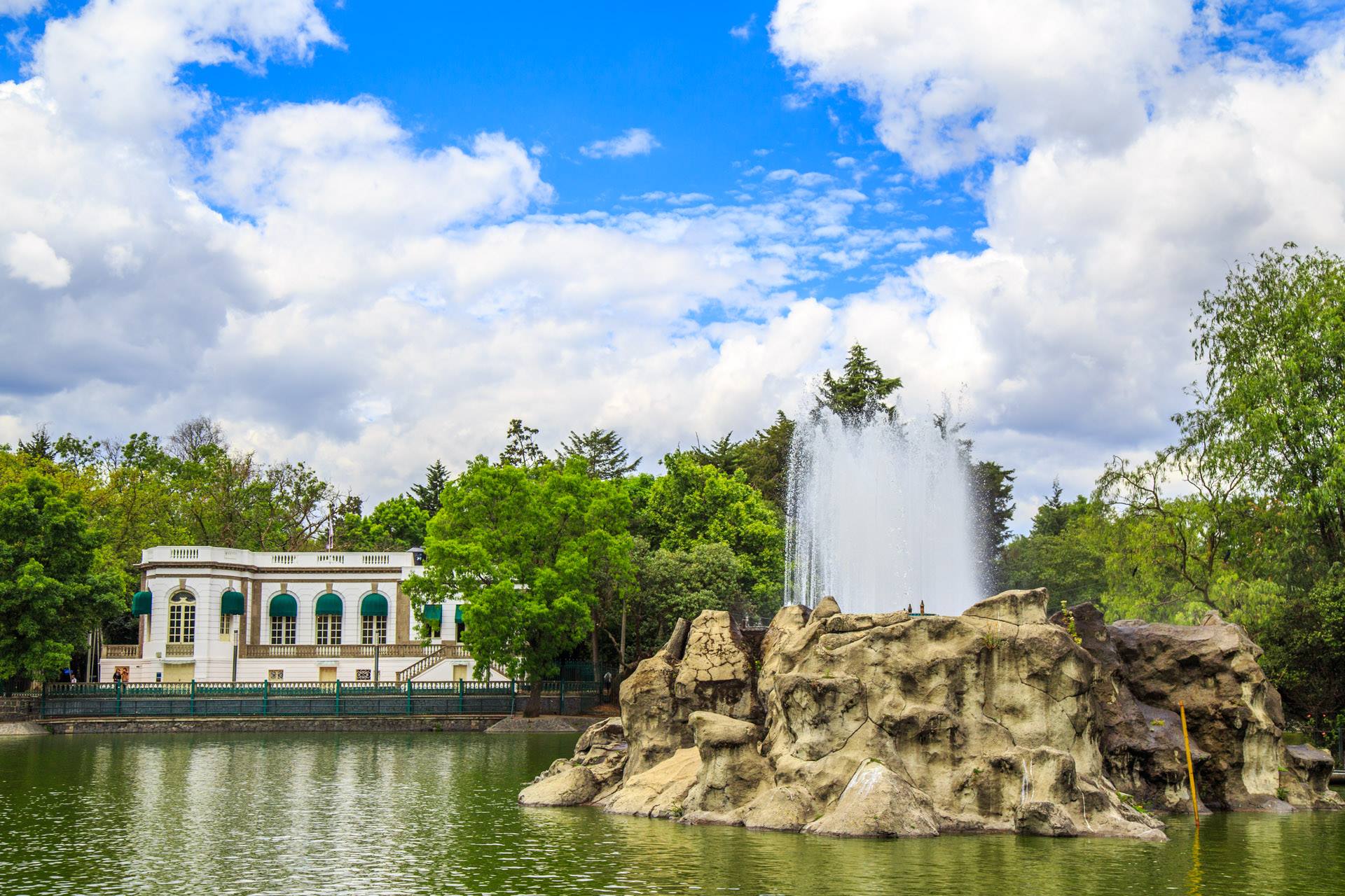 El Bosque de Chapultepec es el parque público más grande de la capital.