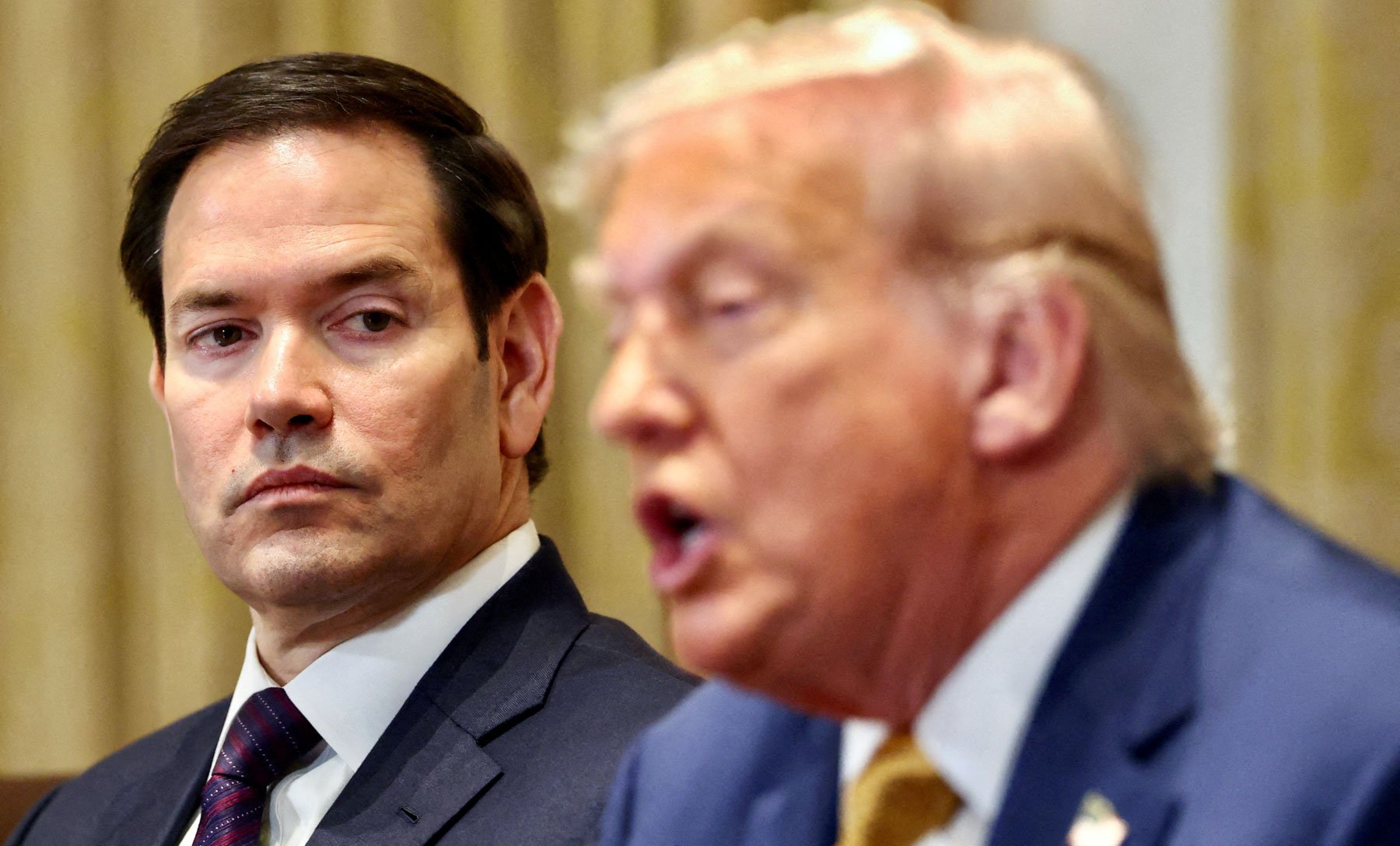 CDATA[
Marco Rubio es un ejemplo del sueño americano: sus padres emigraron de Cuba hacia Estados Unidos en búsqueda de una mejor calidad de vida y él ha alcanzado los más altos cargos de la política, entre ellos competir por la candidatura republicana para la presidencia de su país y ser el actual secretario de Estado. Este político estadounidense estará de visita en México el 2 de septiembre, donde planea reunirse con la presidenta Claudia Sheinbaum y funcionarios de primer nivel para hablar principalmente sobre temas de seguridad y migración.
¿Quién es Marco Rubio? La carrera de Marco Rubio
![