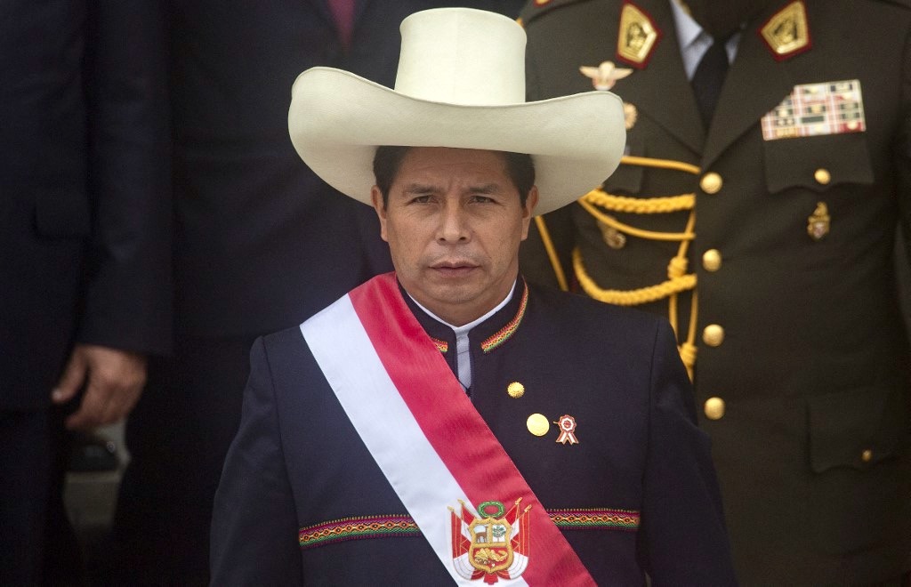CDATA[
Un nuevo capítulo de tensión entre México y Perú se inició esta semana. El presidente interino del país sudamericano, José Jerí , dijo que no descarta irrumpir en la embajada de México en Lima para arrestar a Betsy Chávez, exprimera ministra de Pedro Castillo. “Si se tiene que ingresar a la Embajada mexicana, se hará”, afirmó Jerí en una entrevista publicada este domingo en el diario El Comercio.
Pedro Castillo, la manzana de la discordia
![
