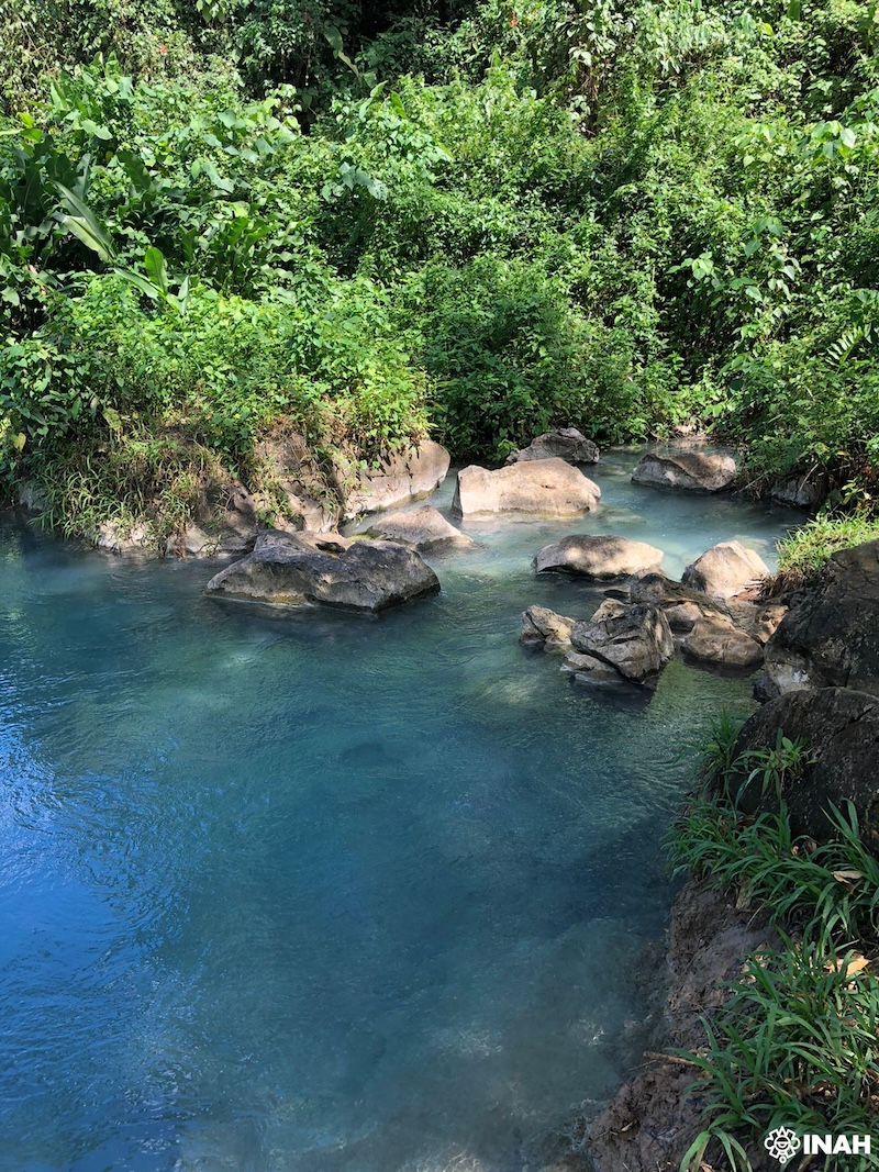 CDATA[
Después de más de 300 años de silencio bajo la espesa selva de Montes Azules, un proyecto arqueológico internacional parece haber dado con Sak-Bahlán , el último refugio de los lacandones rebeldes , la “tierra del jaguar blanco” que resistió hasta finales del siglo XVII en Chiapas . Este antiguo enclave maya, que permaneció como símbolo de independencia durante más de un siglo tras la caída de su capital Lacam-Tún en 1586, fue divisado por última vez en 1695 y luego desapareció entre la vegetación hasta ahora.
![