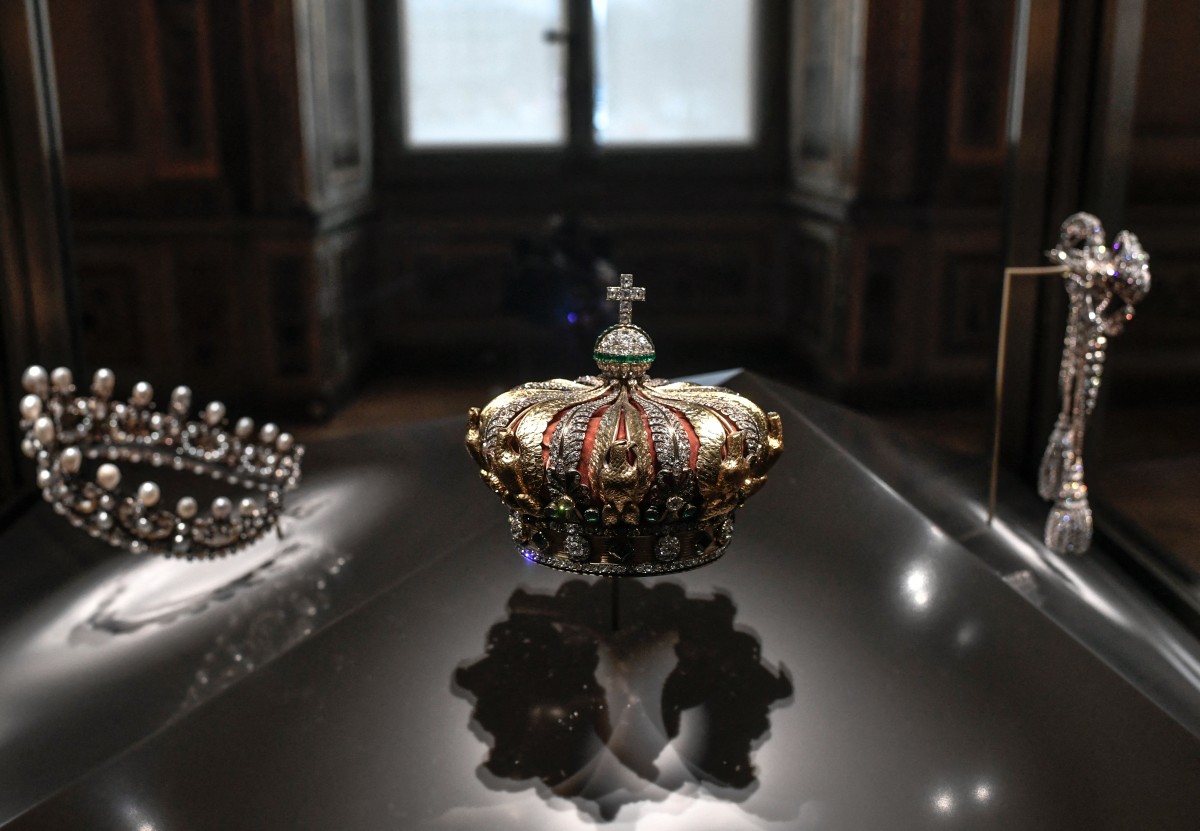 CDATA[
Ocho joyas “de un valor patrimonial inestimable”, entre ellas la corona de la emperatriz Eugenia, fueron robadas este domingo durante un espectacular atraco en el museo del Louvre de París, realizado por ladrones que se dieron a la fuga en moto. La fiscal de París, Laure Beccuau, indicó en la cadena BFM TV que se está buscando a un “comando” de cuatro personas después de este robo que, según las autoridades, se sirvieron de motosierras pequeñas, duró siete minutos y no dejó heridos.
![