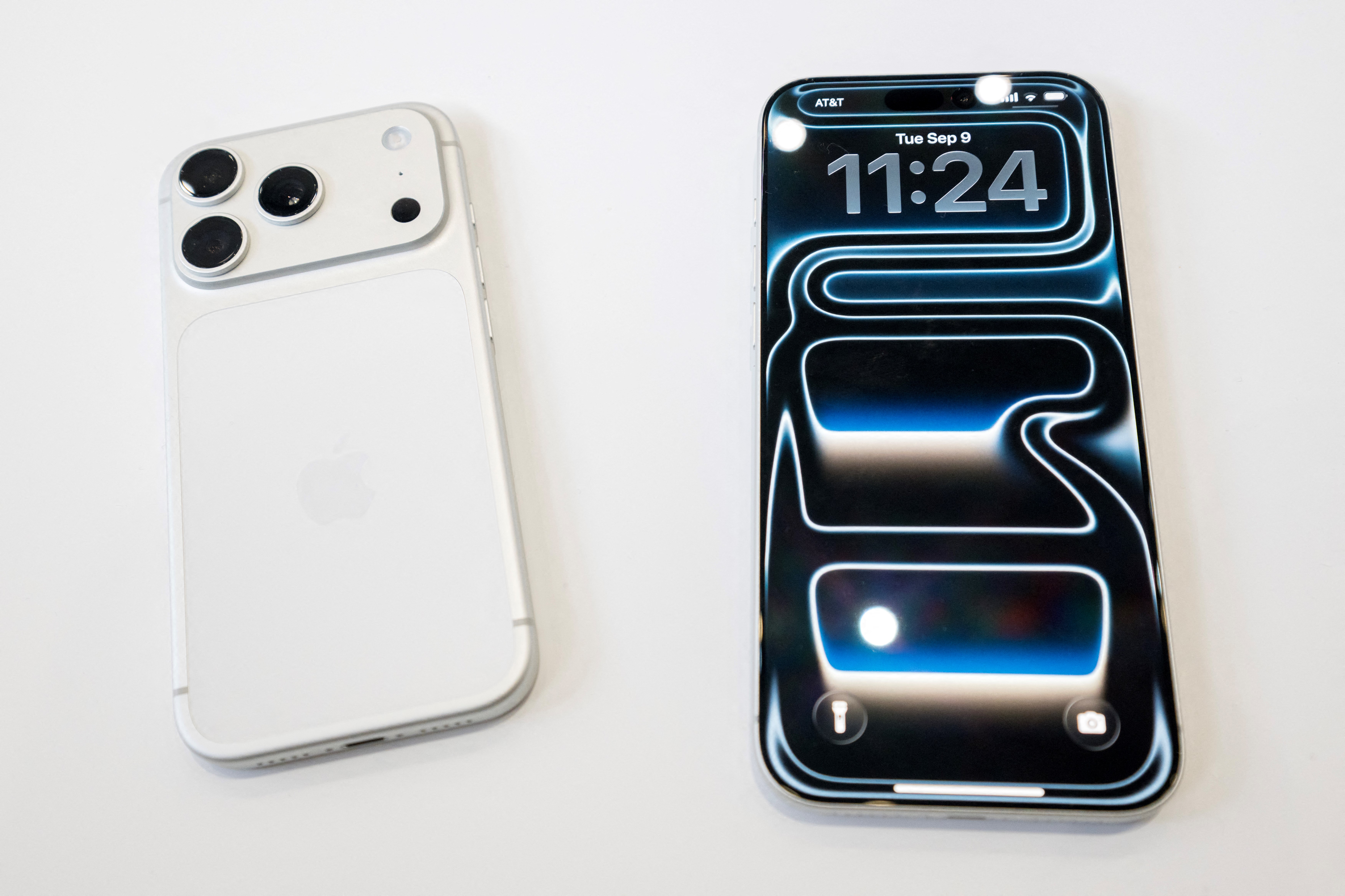 CDATA[
Apple presentó el nuevo iPhone 17 y sus variantes. Aunque se destacaron nuevas funciones en el smartphone insignia de la marca, hay un punto que los consumidores deben tomar en cuenta: los nuevos modelos ya no podrán utilizar con SIM física .
El iPhone 17 solo disponible para uso con eSIM en México
![