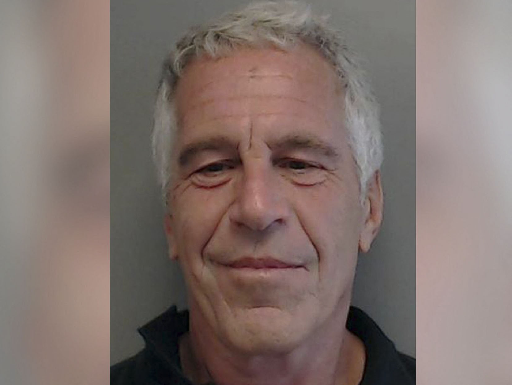 CDATA[
El presidente de Estados Unidos, Donald Trump , presentó este viernes una demanda por difamación contra el Wall Street Journal , dos de sus periodistas y Rupert Murdoch, cuya familia controla el diario. El motivo: un reportaje que lo vincula con el financiero Jeffrey Epstein , acusado en vida de explotar sexualmente a niñas y adolescentes. La querella, presentada ante una corte federal en Miami, surgió un día después de que el periódico revelara la existencia de una presunta carta que Trump habría escrito en 2003 a Epstein por su cumpleaños número 50.
![