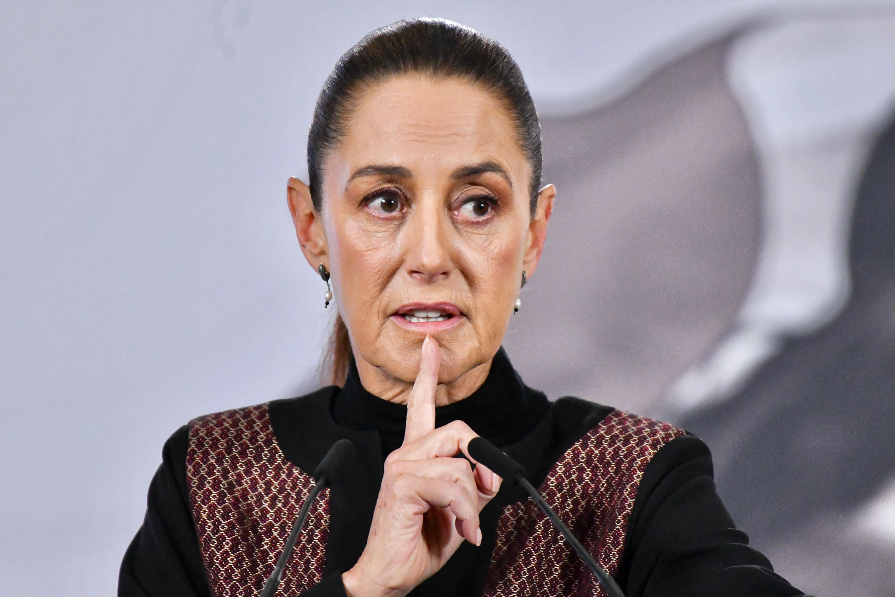No vamos a entrar a una negociación para regresar a las listas de pluris",  advierte Sheinbaum