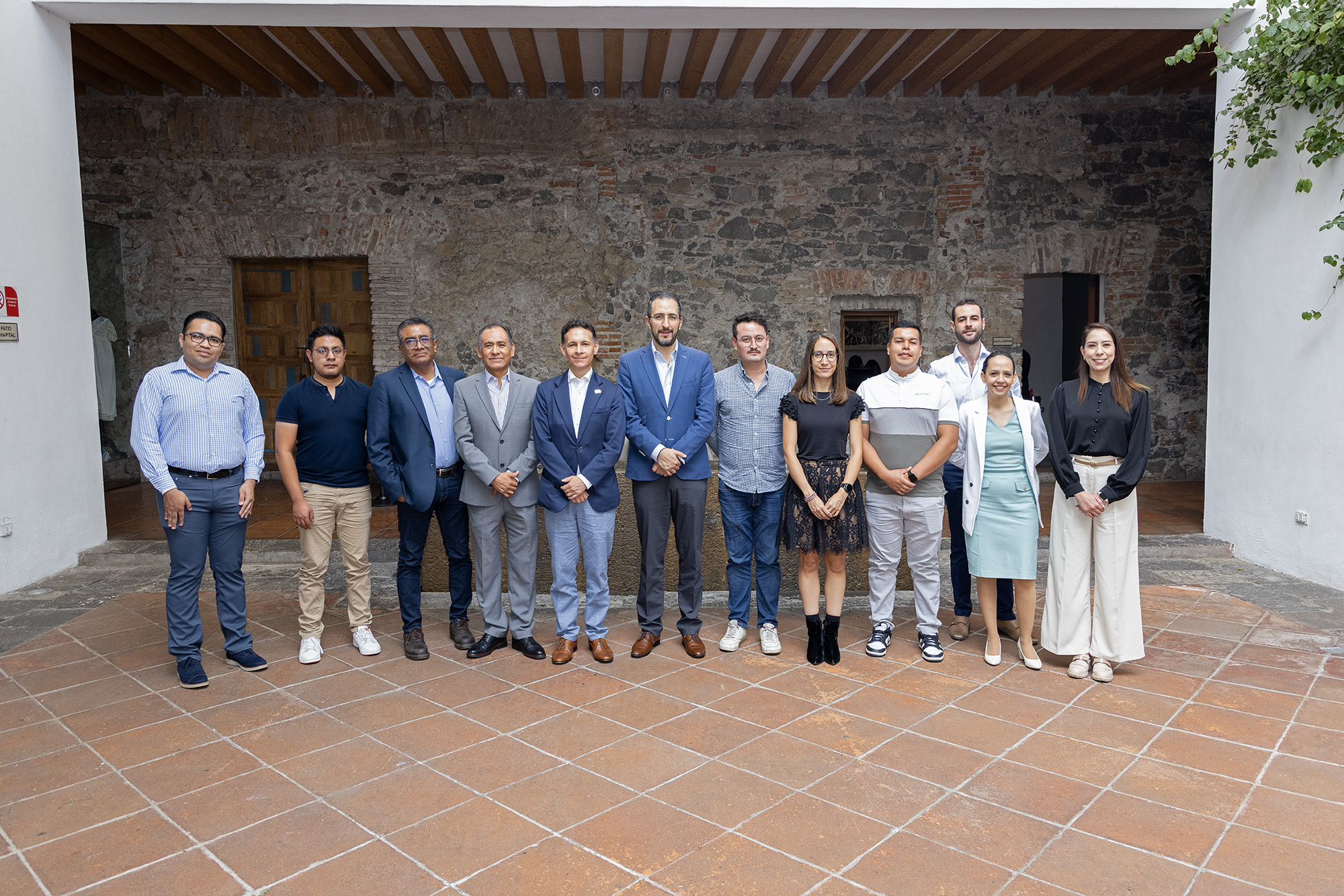 CDATA[
Las ciudades siguen creciendo, y, con ello, el desarrollo avanza de manera imparable. En este contexto, uno de los aspectos prioritarios es el transporte. Así, durante la segunda edición de CÍRCULOS MOBILITY , expertos del sector privado, representantes del gobierno y miembros de la sociedad civil se reunieron para debatir sobre el futuro de la movilidad. En el evento, convocado por MOBILITY ADO , la conversación giró a partir de la temática “Tecnología y eficiencia operativa”, en la cual los analistas coincidieron en que la tecnología por sí sola no es suficiente para transformar la movilidad, sino que necesita ir acompañada de datos, una operación eficaz, una gobernanza sólida y personas capacitadas.
Asimismo, se plantearon otros temas como el uso de datos con la finalidad de mejorar la seguridad vial y los recorridos de los vehículos, al igual que la profesionalización de los operadores de los automotores. Santiago Alanís, líder de Electromovilidad Latinoamérica en MOBILITY ADO, destacó que el desafío no es incluir pantallas o sensores en las unidades: “lo importante es cómo alimentamos los sistemas con datos útiles, humanos, reales”. En este sentido, precisó que los datos son una herramienta poderosa para corregir desviaciones operativas, casi en tiempo real, y enriquecer la experiencia del pasajero.
En su participación, Diana Ávalos, directora de la Asociación Mexicana de Impulso al Vehículo Eléctrico (AMIVE), afirmó que la Tarjeta de Movilidad Integrada y otros instrumentos han abierto el análisis de datos más sofisticado, al facilitar la comprensión de nuevas formas de movilidad. Un ejemplo de esto son los “viajes de cuidado”, que se refieren a los traslados cotidianos realizados, principalmente, por mujeres. Estos viajes involucran múltiples medios de transporte encadenados, lo que hace posible una mayor seguridad para los pasajeros en la Ciudad de México. En cuanto a la infraestructura del transporte, Juan Manuel Berdeja, consultor de la Secretaría de Medio Ambiente y Recursos Naturales (SEMARNAT), advirtió que entre el 60 y el 70% de la flota en las metrópolis mexicanas no cumple con las normas. Agregó que es urgente avanzar en cuestiones como la política tarifaria, la vida útil de las unidades y los mecanismos que permitan a concesionarios y operadores acceder a modelos más eficientes y seguros, además de mejorar la tecnología en el transporte urbano.
![