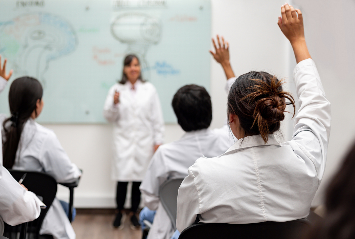 CDATA[
La carrera de Medicina es una de las más exigentes académicamente hablando, pero también en cuanto a costos de inversión, especialmente en las instituciones privadas, donde la colegiatura puede ser hasta 10 veces superior a la de una universidad pública. Sin embargo, estas instituciones buscan atender una alta demanda por parte de la población juvenil que no puede ser atendida por las grandes instituciones educativas públicas.
Poca oferta en universidades públicas
![