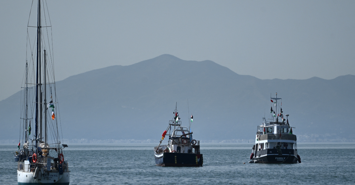 CDATA[
La flotilla que zarpó con activistas y ayuda humanitaria para Gaza afirmó que uno de sus barcos fue atacado por un dron cerca de Túnez, pero sus organizadores se declararon “determinados” a proseguir y “romper el bloqueo” israelí contra el enclave palestino. Más de mil personas recibieron el domingo en ese país del norte de África al grupo de unas 20 embarcaciones que salió a principios de mes desde Barcelona con destino al asediado territorio palestino.
![