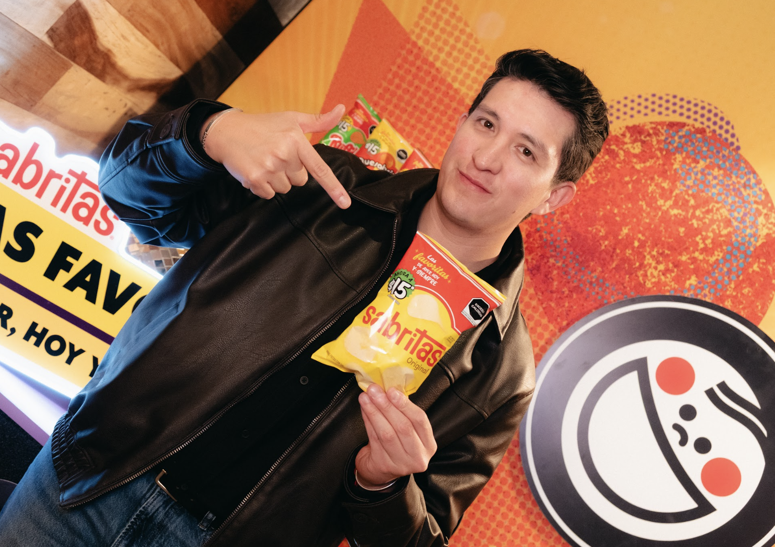 CDATA[
Sabritas ha sido un referente en México por más de 80 años, dejando una huella indeleble en cada década. Hoy, ha decidido emprender un viaje al pasado para tender un puente entre la nostalgia de quienes vivieron esa etapa y la curiosidad de las generaciones más jóvenes. Así, “Las Favoritas de ayer, hoy y siempre” es una estrategia que fusiona sabores de sus productos más emblemáticos, diseño retro y la música pop que marcó toda una época.
![