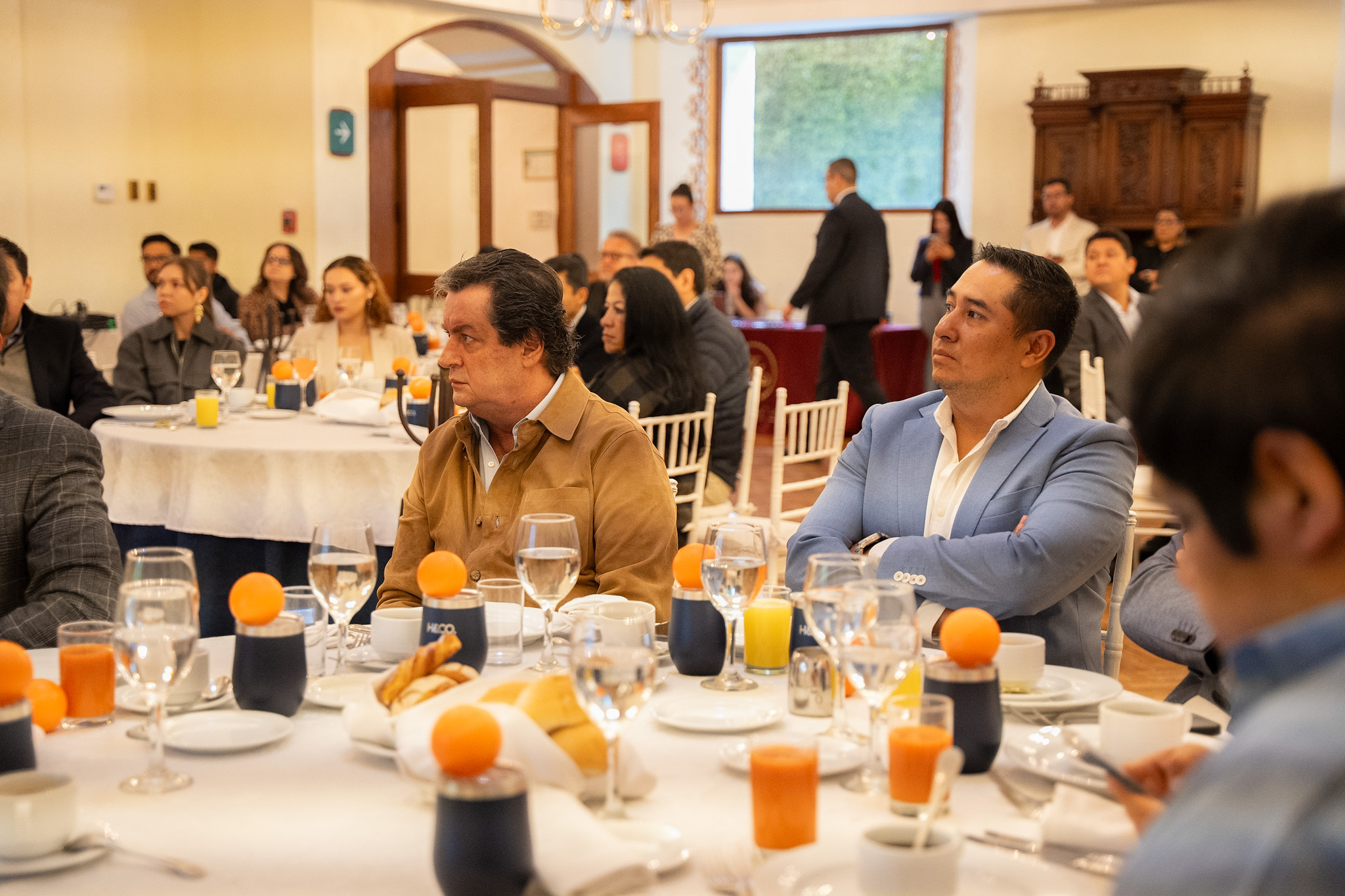 CDATA[
H&CO, firma internacional de servicios profesionales, dio un paso decisivo en el mercado tecnológico mexicano al concretar su integración con los partners de SAP Business One Algoryt y Agasys. Esta alianza estratégica posiciona a la consultora en tecnologías de información a la vanguardia de la transformación digital. Además, es un hecho que refuerza, significativamente, la capacidad de brindar soluciones integrales a las organizaciones mexicanas en crecimiento.
Los tres socios de negocio comparten una visión estratégica y, como resultado, han conformado una sólida división tecnológica que busca optimizar la eficiencia operativa y la gestión empresarial. Con pilares como la innovación, la integridad y la excelencia en el servicio al cliente, el beneficio principal que otorgarán es un acceso ampliado a la tecnología de SAP, potenciada por una estrategia global, adaptada localmente para México y la región de América Latina. Al respecto, Luis Díaz, presidente de la división de tecnología de H&CO, afirmó que aliarse también les permitirá liderar el acompañamiento de las empresas mexicanas en su proceso de digitalización. “Esta fusión representa un paso clave en la estrategia de H&CO, para ofrecer soluciones SAP más completas y cercanas a nuestros clientes en México. Sumamos talento, experiencia y visión tecnológica para seguir impulsando la eficiencia empresarial en toda la región”, sostuvo el ejecutivo. Con Isidoro Agami, como fundador, y Jorge Alberto Torres Arreola, como director, Agasys ha sido un referente por más de dos décadas en soporte técnico y atención al cliente. Este nivel de calidad se convirtió en la razón principal por la que numerosos usuarios de SAP Business One hayan optado por migrar a su ecosistema.
![