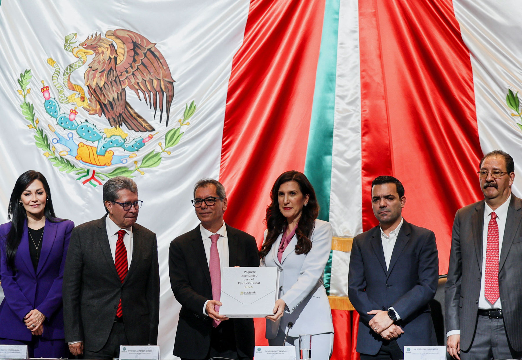 CDATA[
El México del 2026 que prevé la Secretaría de Hacienda tiene una economía en crecimiento, con un gasto público eficiente y unos ingresos creciendo 4.6% respecto al año previo. Un panorama optimista si se ve desde el actual contexto global. Sin embargo, no todo suele ser perfecto y el mundo está expuesto a cambios que pueden alterar los pronósticos. Ante ello, el gobierno federal, en su propuesta de Paquete Económico 2026 que aún debe ser aprobado por el Congreso de la Unión, presenta una serie de impactos que habría en las finanzas públicas en caso de que cambiaran variables como el precio del dólar o la cotización del barril de petróleo.
¿Y si la economía mexicana crece más de lo esperado? ¿Qué pasa si el dólar sube más de lo esperado en 2026? ¿Qué pasa si México produce más petróleo?
![