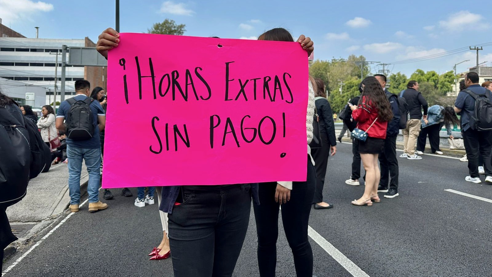 CDATA[
La política de austeridad republicana y la urgencia de generar ingresos para el erario le han pasado factura a los trabajadores del Servicio de Administración Tributaria (SAT), quienes este martes desde las siete y media de la mañana lo hicieron notar con un paro de brazos caídos a nivel nacional.
En los carriles centrales de Reforma en la Ciudad de México, a la altura de las oficinas de la Torre del Caballito, cerca de 10 mujeres trabajadoras del fisco vestidas de rojo y negro cierran el flujo vehicular, le dan chance al Metrobús que viene cargado de decenas de personas que se dirigen a sus trabajos, unos les gritan: “Póngase a trabajar”; otros automovilistas les mientan su madre con el peculiar tono del claxon; otros lo tocan para apoyarlas en tono de porra. En las oficinas la actividad corre normal, atienden a contribuyentes con o sin cita.
Sin condiciones dignas “No nos parece que nuestro salario sea denigrante para el nivel de estudios que tenemos, es muy poco, es nada en comparación con el promedio de 70,000 pesos que dijo la presidenta. Trabajamos de 8 am a 10 pm, todos los días, por corte de personal no hay presupuesto, tenemos que sacar todo el trabajo, no hay horas extras, nuestro salario en promedio para personas con licenciatura y maestría es de 13,000 pesos, no nos hicieron el ajuste por inflación. Pueden pasar semanas sin agua para beber, no hay papel higiénico, tampoco jabón, a veces no hay agua y los malos olores llegan hasta nuestros lugares de trabajo”, cuenta una participante. El actual gobierno continuó con la política de austeridad republicana, que inició en el gobierno de Andrés Manuel López Obrador, ha hecho ajustes al gasto programable concentrado en insumos para que servidores públicos brinden servicios y bienes a la población. Cifras de Hacienda detallan que al mes de agosto, este ajuste al gasto del sector público fue por 321,973 millones de pesos. Mientras, el número de personal del SAT pasó de 32,331 trabajadores al cierre de 2020 a 24,800 al cierre de junio de 2025; 7,531 menos. El mayor corte fue para personal de Enlace por 5,124 trabajadores menos. A unos kilómetros de la Torre del Caballito, Claudia Sheinbaum dice en Palacio Nacional: “Lo está atendiendo el jefe del SAT y el secretario de Trabajo, son pocos trabajadores los que están haciendo este planteamiento, pero se está atendiendo a todos. Una vez que tengamos conocimiento de que hubo oficinas cerradas y cuántas, ya podemos dar información a través del SAT a las personas si no pudieron ir a su cita”, expresó la presidenta de México. Pero la versión de las trabajadoras y trabajadores es que fueron amenazados con ser cesados de participar en esta protesta que es a nivel nacional. “Te traen al Órgano Interno de Control y te cesan, es un despido, así que ya no hay nada que perder, estamos con los huevos en la garganta, pero es bien feo estar pidiendo prestado a los puestos de aquí afuera para nuestro desayuno, puedes preguntarles a los locatarios, tienen sus libretas con quienes debemos; adentro hay gente que presta dinero y pagamos intereses porque no nos alcanza”, cuenta una empleada de la oficina de Bahía de Santa Bárbara, en la colonia Anzures.
![