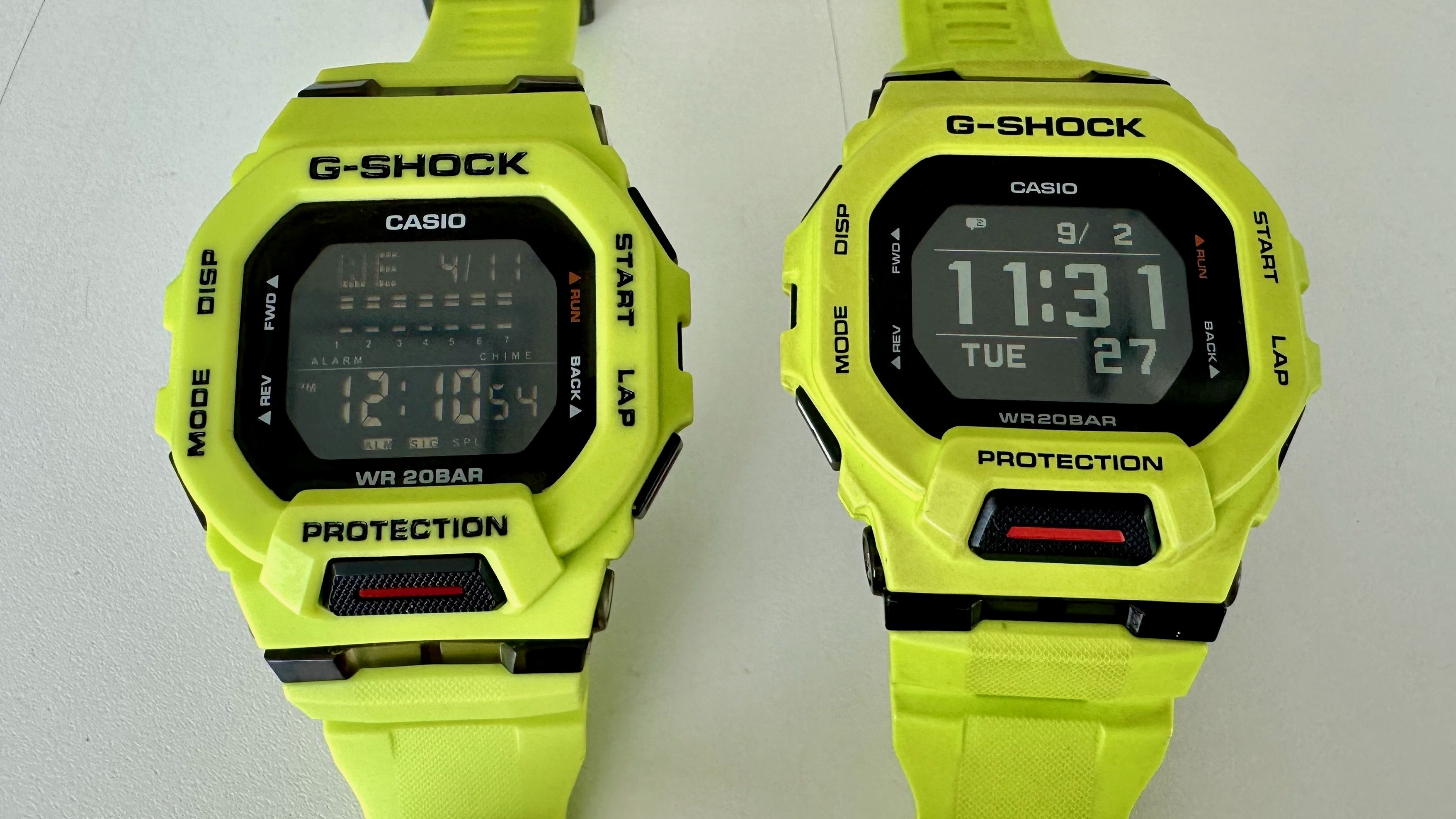 CDATA[
Aunque podría pensarse que la piratería ocurre exclusivamente en tianguis, los tentáculos del comercio ilegal se han extendido incluso a plataformas de comercio electrónico y retail. Casio lo vivió con el intercambio de dos relojes GG-1000B por parte de un trabajador eventual que logró colocar piezas falsas en el inventario de una tienda departamental. La empresa japonesa, que ha convertido sus relojes en íconos de resistencia y funcionalidad, enfrenta un enemigo silencioso pero persistente. Según datos de la propia compañía, Casio es la marca más falsificada a nivel global. Aunque no detalla cifras sobre pérdidas económicas, la firma reconoce que el mayor golpe es a la reputación. “De cara hacia el consumidor, hay un impacto en la confianza, porque algunas de estas ventas de falsificaciones se hacen en páginas web falsas que mueven la imagen de Casio, de tal suerte que los clientes piensan que la misma marca es la que favorece eso”, señaló Luis Santiago, subgerente de Marketing de relojes Casio.
El arte de la falsificación
![