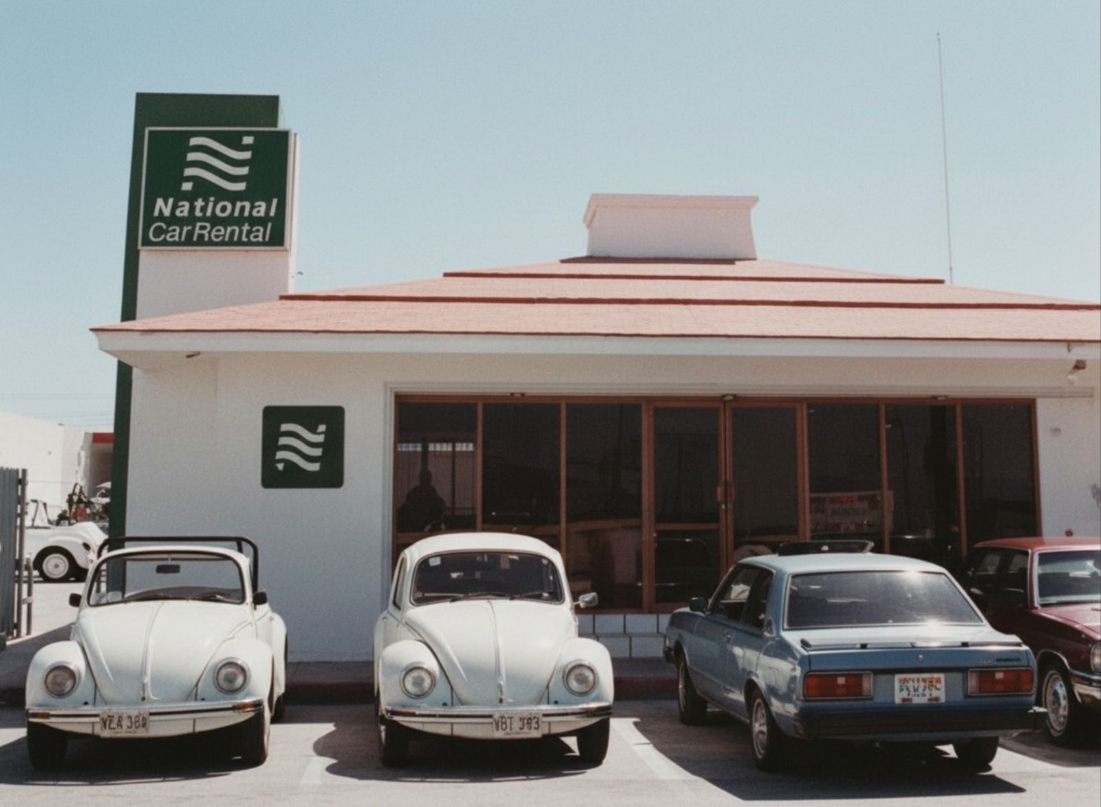 CDATA[
National Car Rental intenta dejar atrás la imagen clásica de una arrendadora anclada a los aeropuertos. Empujada por un consumidor más flexible y por empresas que buscan reducir costos de propiedad, la compañía quiere que la renta de autos también sea un servicio urbano, funcional y recurrente, desde una mudanza hasta la entrega de paquetes en la última milla. El cambio representa mover un negocio históricamente asociado al turismo hacia un mercado de uso cotidiano que aún tiene baja penetración en México. “El mercado ha aumentado, pero sigue habiendo una oportunidad muy grande”, dijo Guillermo Badial, director comercial de la marca, en entrevista. Según él, esa expansión está ligada a necesidades personales, viajes de placer y al segmento corporativo, donde la empresa ha sido tradicionalmente fuerte.
Un mercado en expansión Una flotilla diversificada La evolución del negocio
![