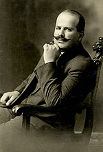 CDATA[
Carlos Slim Helú es el empresario más importante de México y el hombre más rico del país. Sus apellidos se han convertido en sinónimo de éxito y poder económico, pero la historia de su familia comenzó hace más de 120 años, cuando sus padres se establecieron por separado en México. Su madre nació en territorio mexicano, hija de inmigrantes libaneses. En cambio, la historia de su padre fue más dura: huyó de su tierra natal y se estableció en México sin hablar una sola palabra de español. Esta es su historia.
![