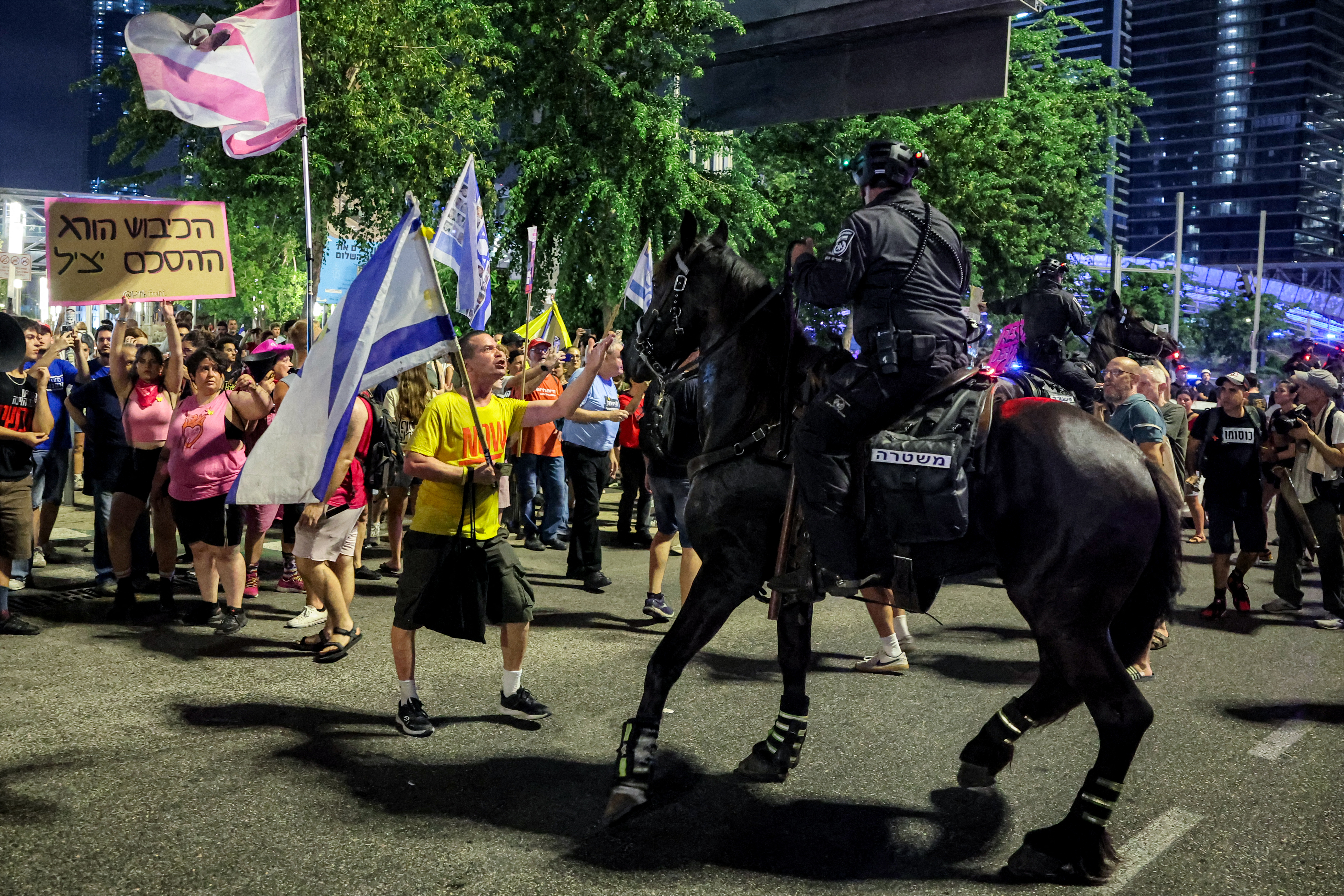 CDATA[
Miles de personas tomaron las calles de Tel Aviv , en Israel , este sábado en oposición al plan del ministro Benjamín Netanyahu de intensificar la guerra de Gaza , exigiendo el fin inmediato de la campaña y la liberación de los rehenes.
![
