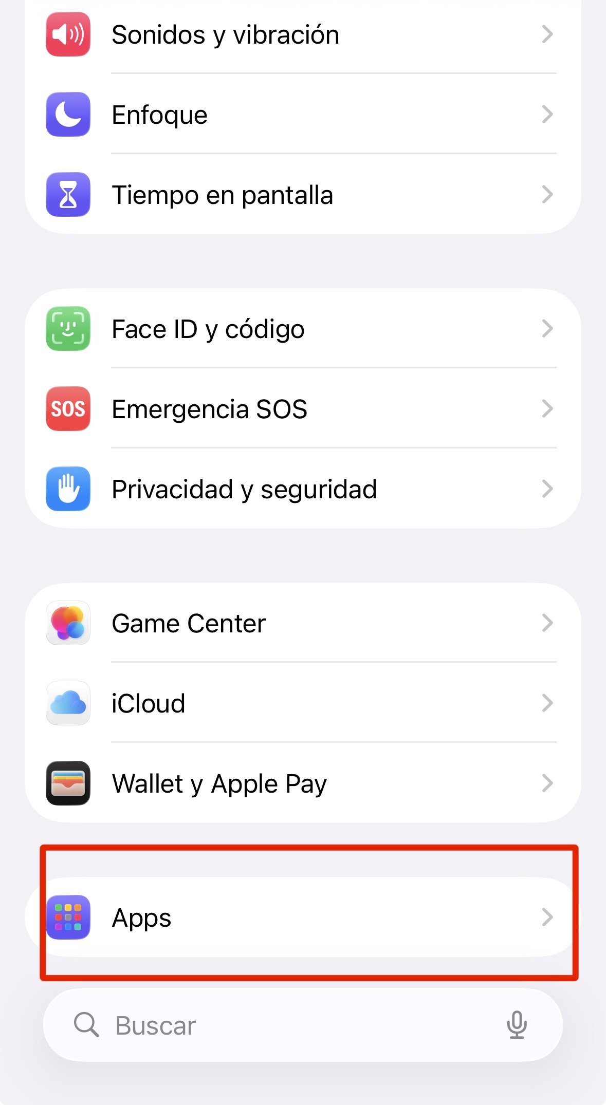 CDATA[
En redes sociales abundan las quejas de usuarios que reciben miles de llamadas de números desconocidos, que pueden ir desde supuestas ofertas de trabajo hasta intentos de estafa. Algunos optan por no contestar o enviar todas esas llamadas al buzón; sin embargo, entre ellas podría haber información relevante. El nuevo iOS 26 incluye una función que permite identificar quién llama antes de responder a un número desconocido. A continuación, te explicamos el procedimiento exacto para realizar esta configuración en tu smartphone.
¿Cómo activar el filtro de llamadas de número desconocidos en tu iPhone?
![