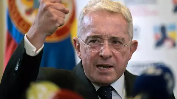 El expresidente colombiano (20022010) Álvaro Uribe hace gestos mientras habla durante una conferencia de prensa después de testificar sobre una masacre de 1997 en la Oficina del Fiscal General en Bogotá, el 27 de noviembre de 2023.