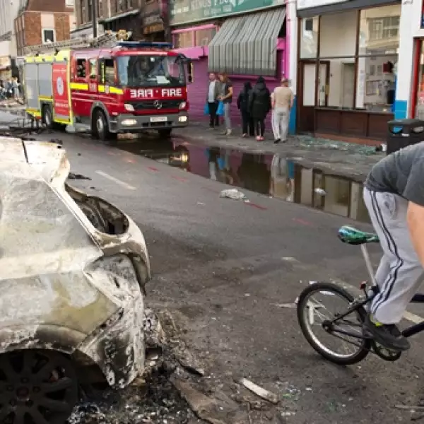 niño en bicicleta pasea por tottenham