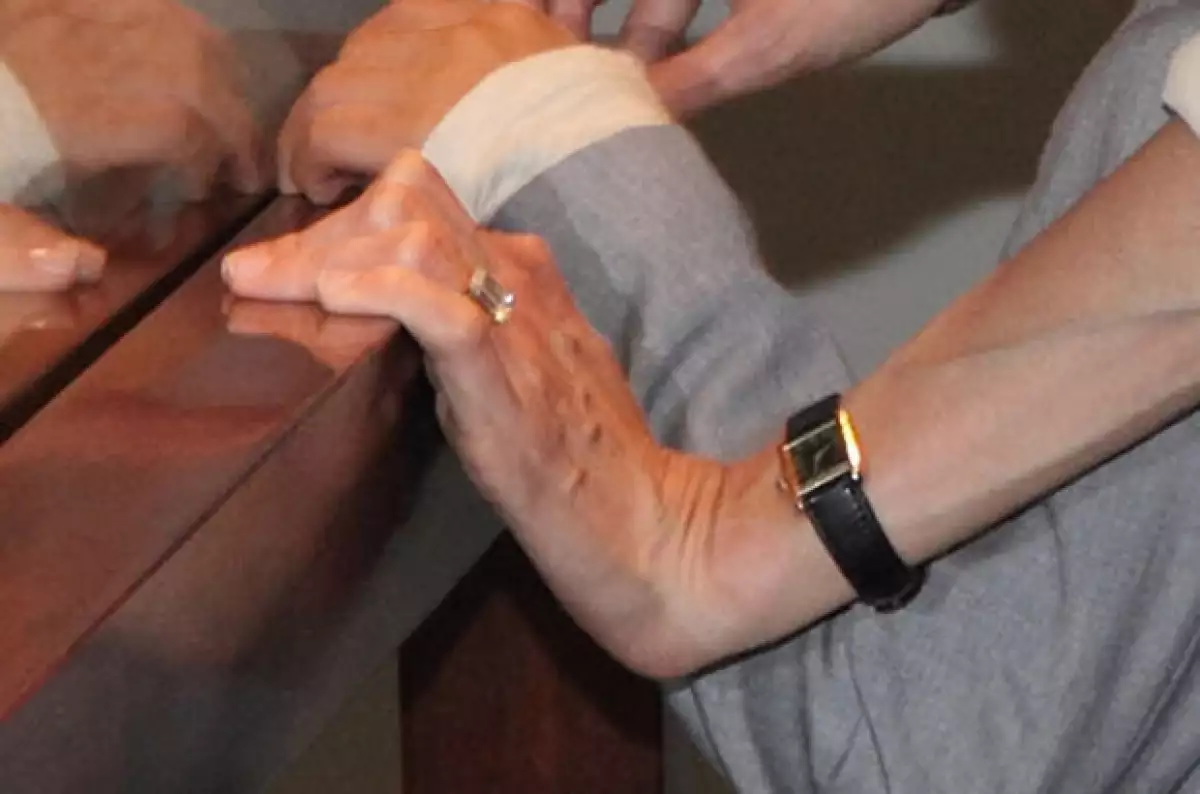 El anillo es de oro amarillo.