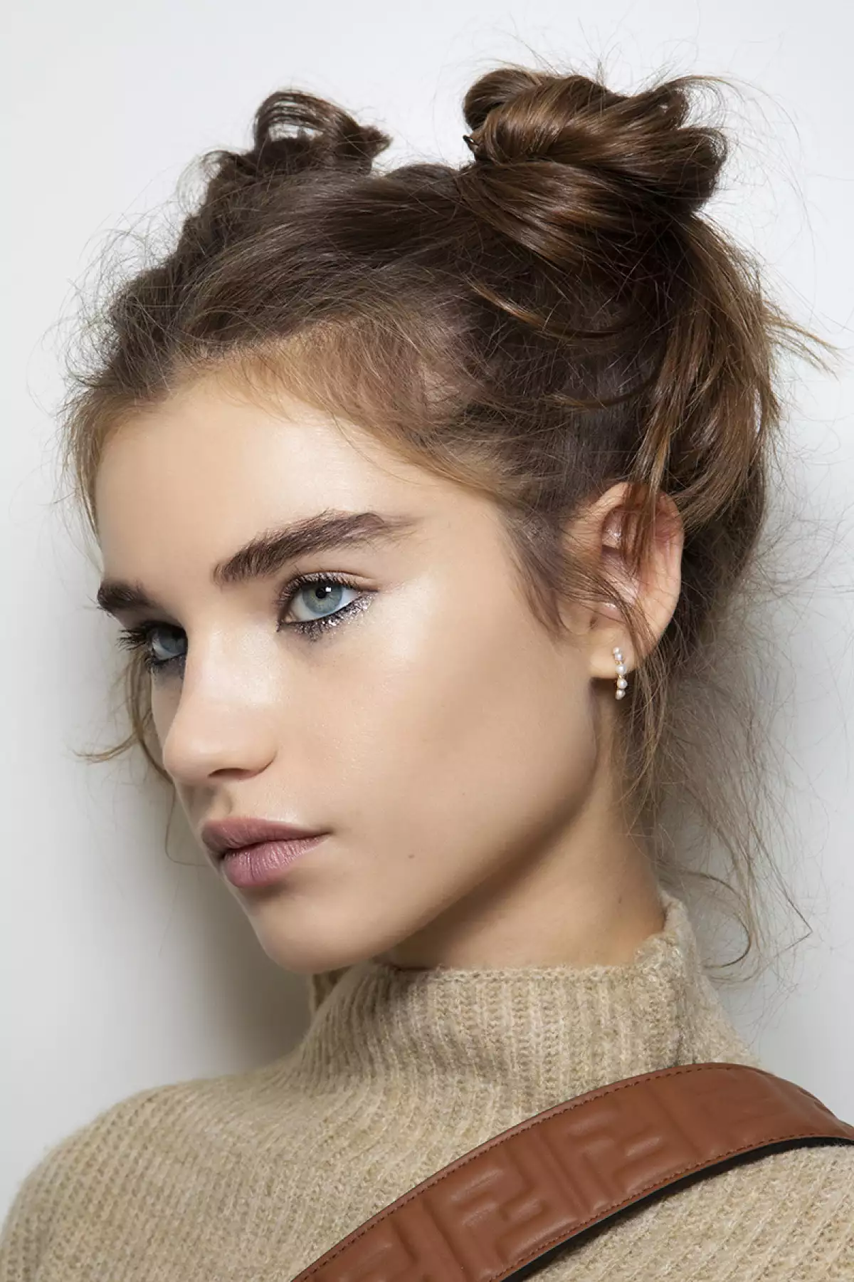 beauty look-quedarte en casa-fendi-pelo-maquillaje-chongo-sombras-corrector-3.jpg