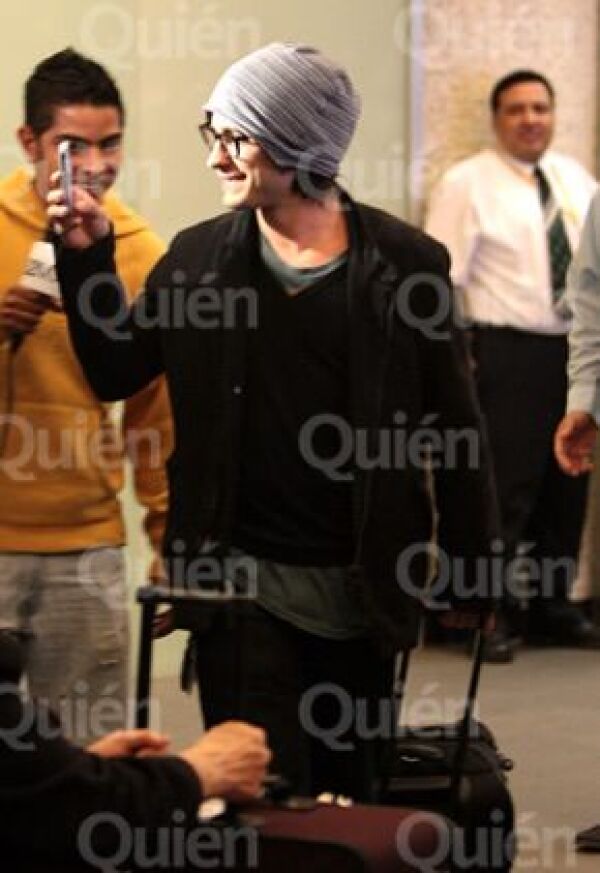 Gael estuvo sonriente a su llegada al aeropuerto de la Ciudad de México y tomó algunas fotos con su celular.