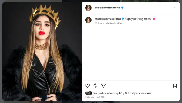 Captura de pantalla de una publicación de Instagram de Emma Coronel del 2 de julio de 2020. En la fotografía aparece con una corona dorada, chamarra negra de vinil, abrigo de peluche negro y labios rojos.