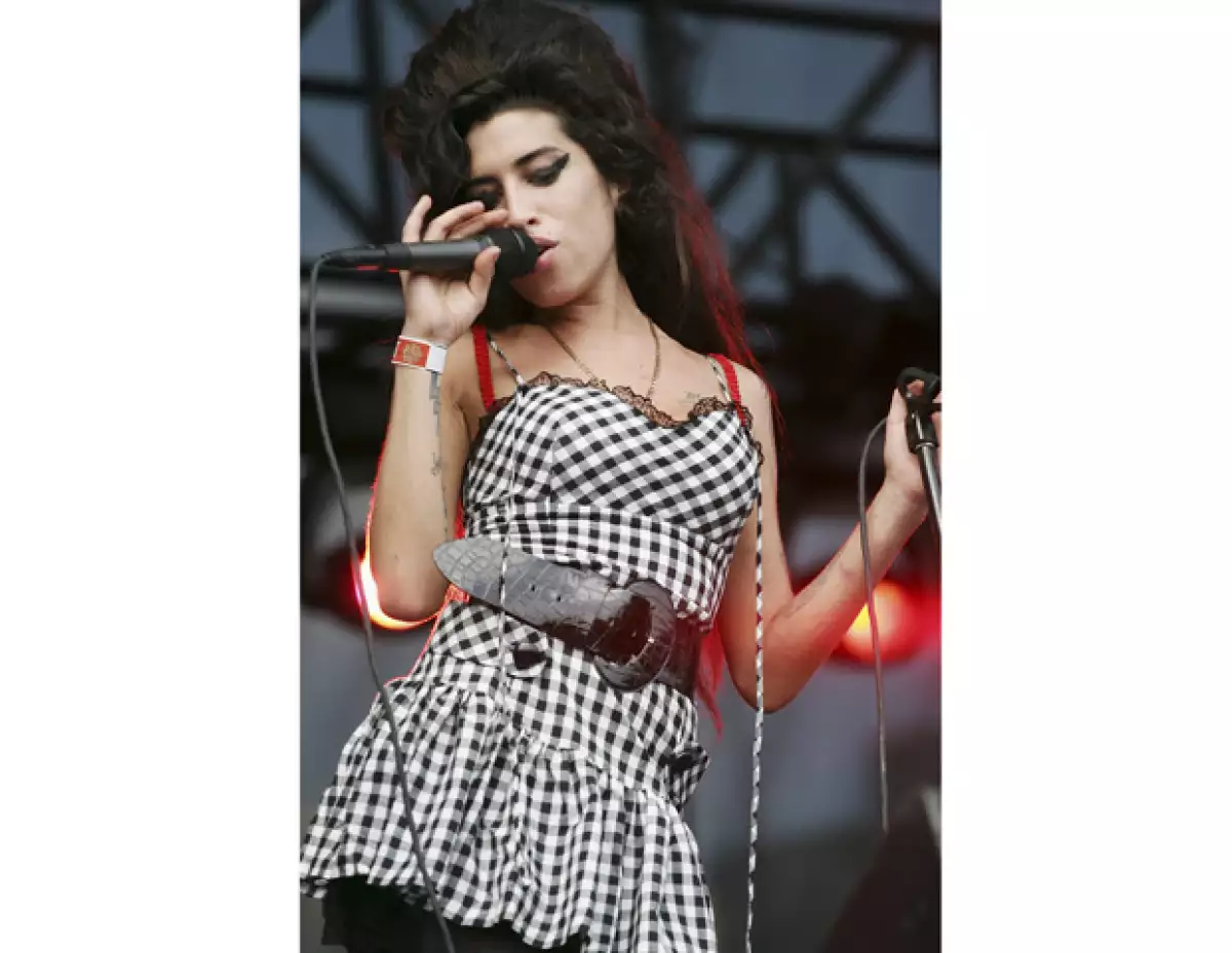 El padre de la cantante, Mitch Winehouse, aseguró que hurtaron el traje que usó en su boda civil con Blake Fielder-Civil.