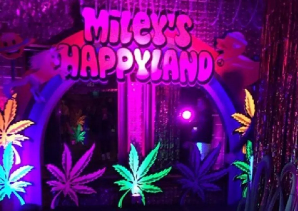 Así lucía la entrada a la exclusiva fiesta que Miley disfrutó con amigos y su nuevo novio.