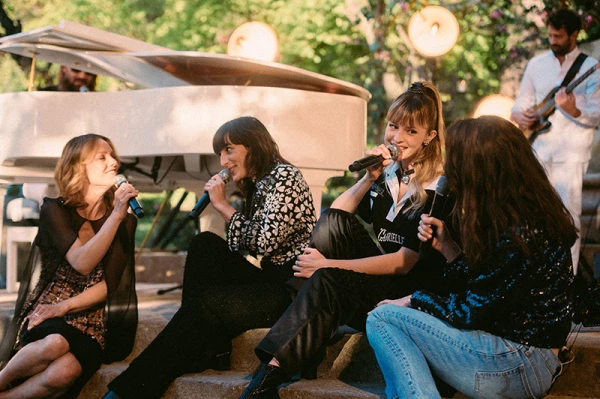 Foto: Chanel; Vanessa Paradis, Juliette Armanet, Angèle y Charlotte Casiraghi