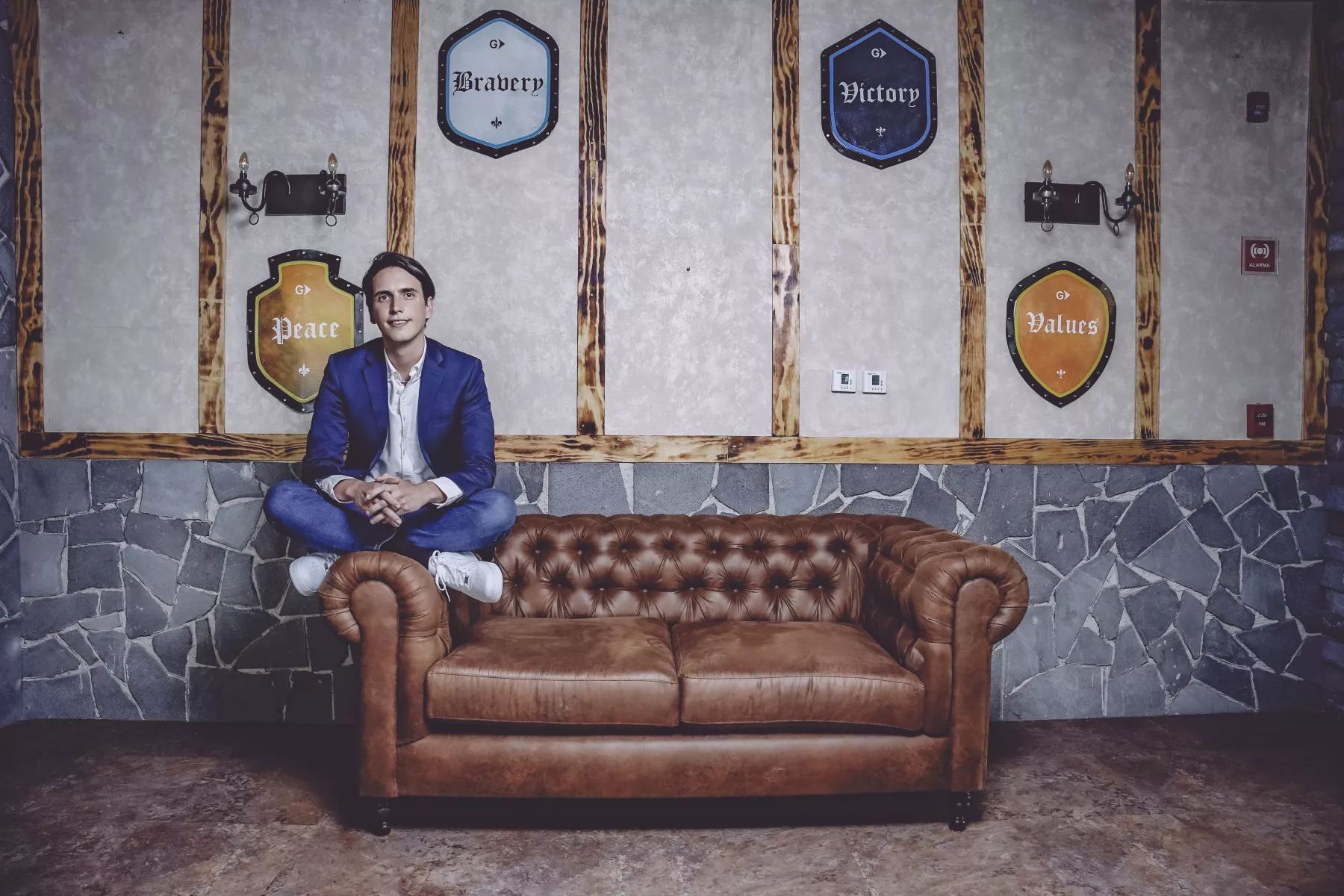 El Country Manager de Globant México está sentado en un sillón dentro de sus oficinas.