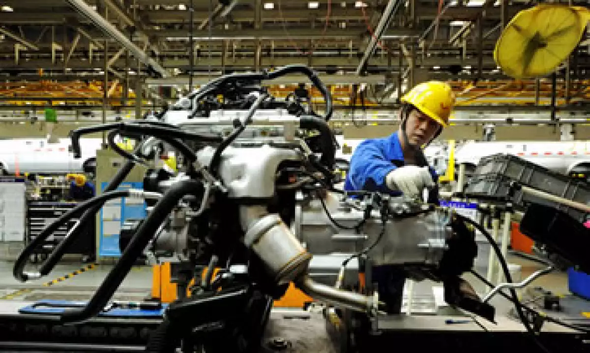 Un trabajador en una línea de ensamble de Qingdao, China. (Foto: Reuters)