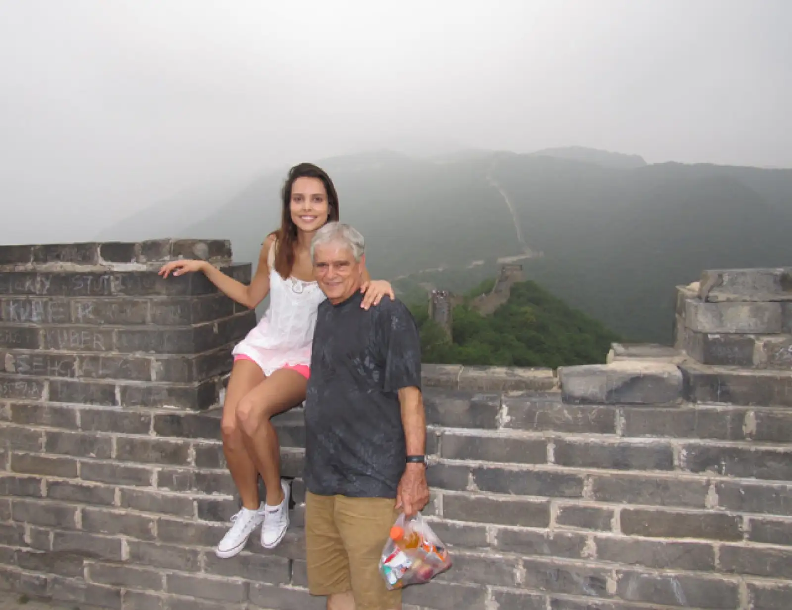 Vanesa y su papá posan desde la emblemática Muralla China.