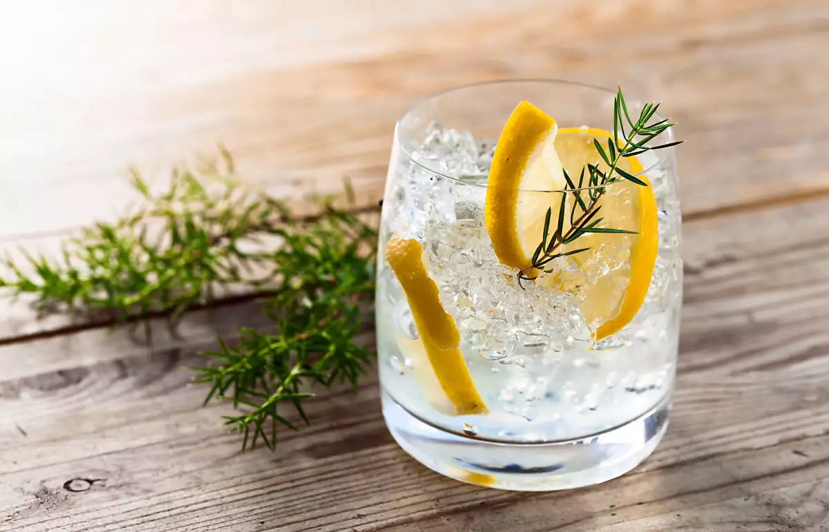 Las hard seltzer son bebidas preparadas con agua mineral con alcohol y un toque de sabor. (iStock)