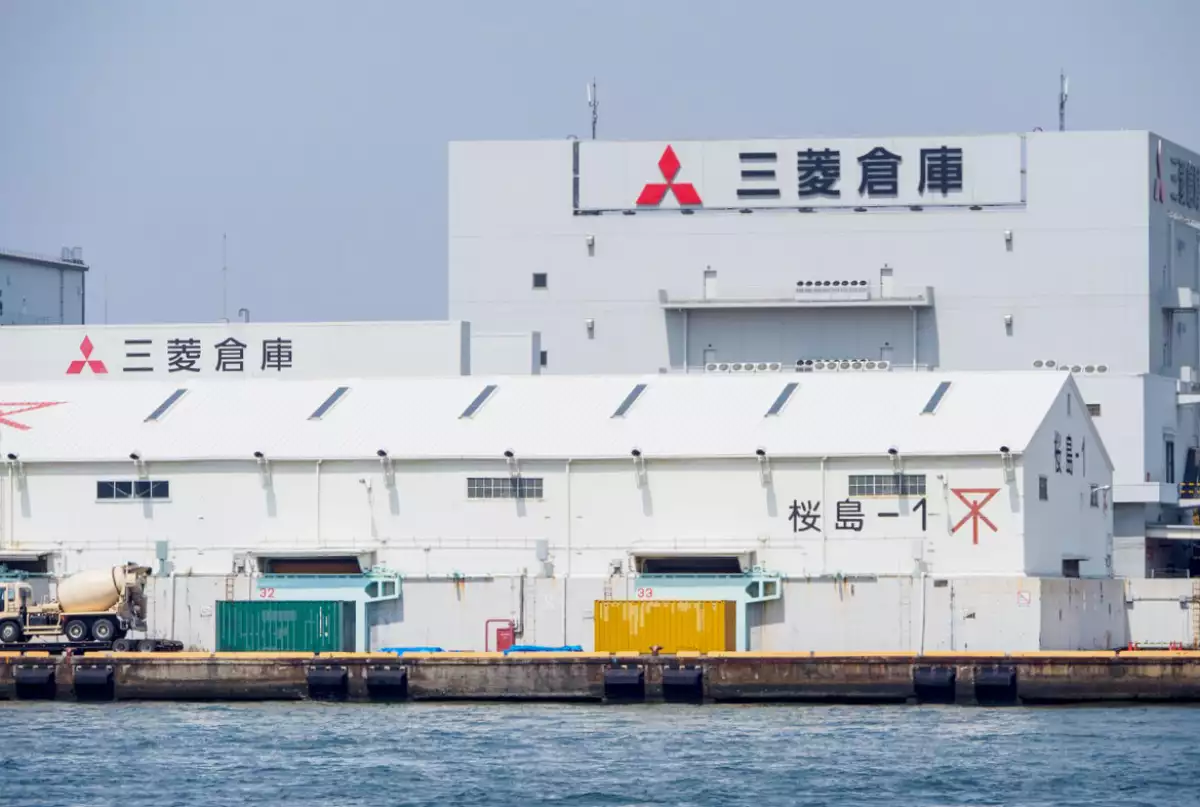 (vista del almacén Mitsubishi Sakurajima junto a un puerto en la bahía de Osaka)