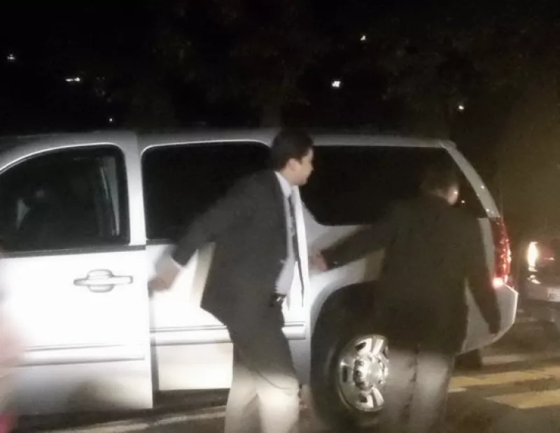 La joven actriz llegó a una fiesta ofrecida en el Lunario cuidada por varios elementos de seguridad.