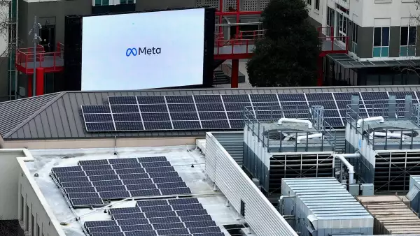 Vista de un edificio de Meta con paneles solares e infraestructura tecnológica. La empresa anunció la construcción de su primer centro de datos en Canadá, una instalación de IA de un gigavatio en Alberta.