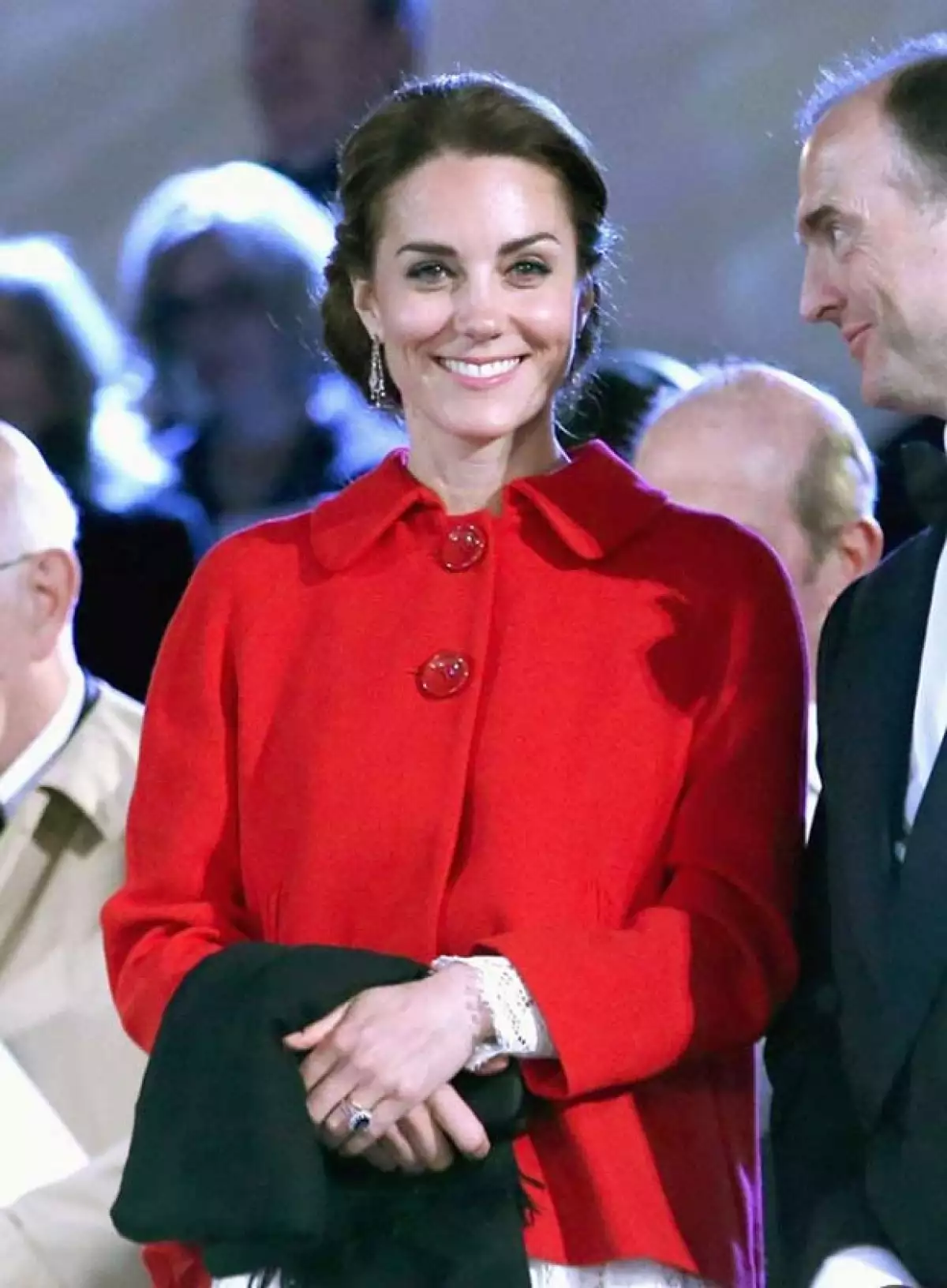 El look que la duquesa de Cambridge usó en las celebraciones a la reina Isabel II fue todo un éxito, pues desde el abrigo rojo de Zara hasta el 'lace dress' D&G se agotaron en menos de 24 horas.